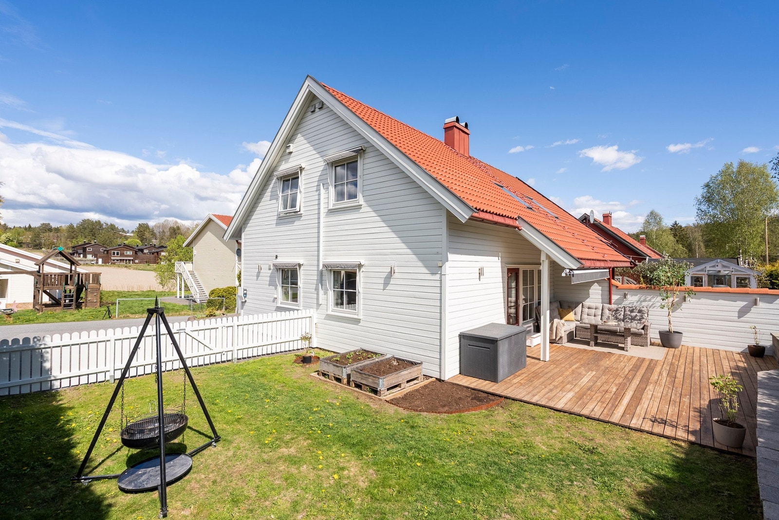 Hagen er inngjerdet, pent opparbeidet og godt egnet for både barn og husdyr. Galleribilde