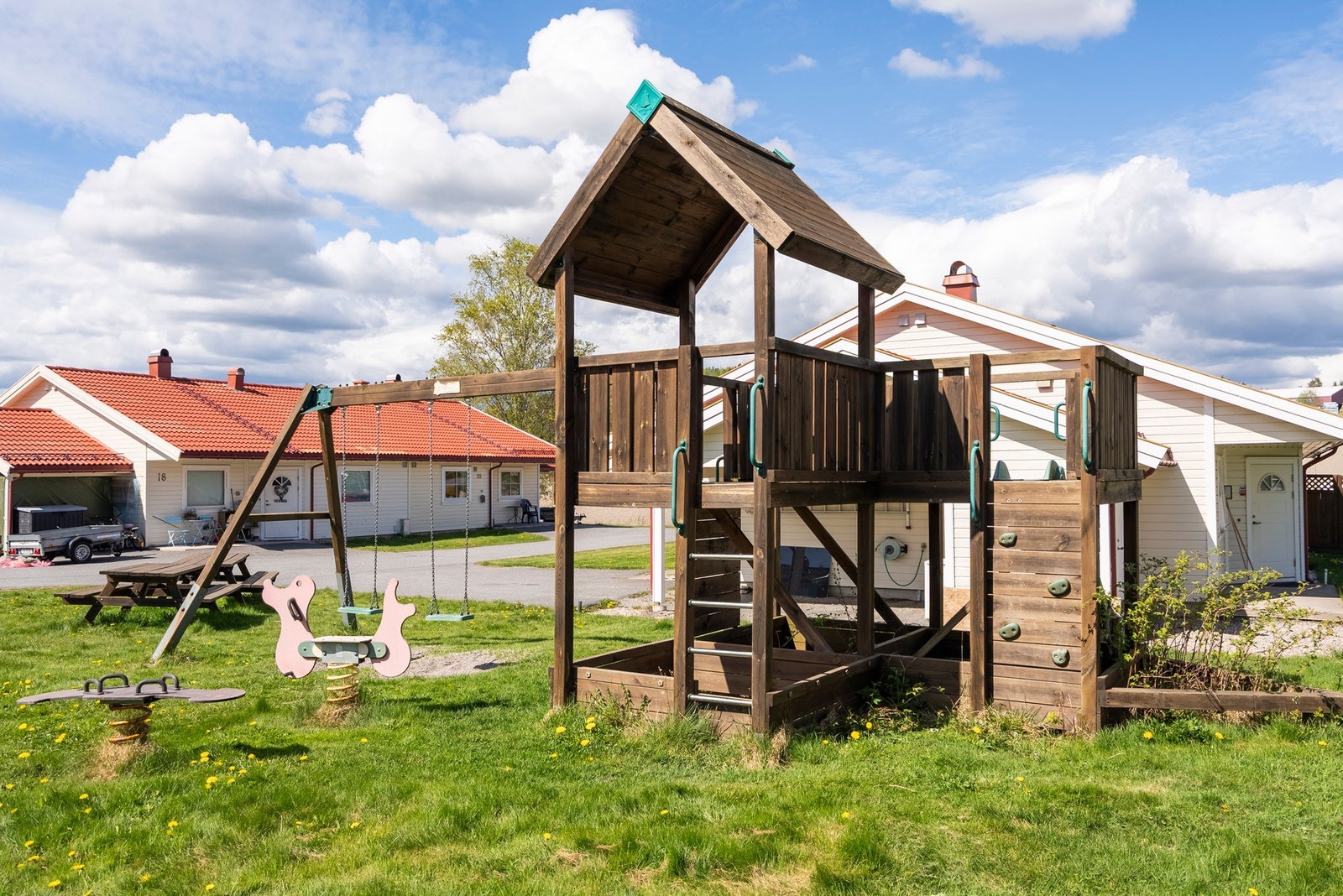 Området byr på et rolig og familievennlig nærmiljø med kort vei til både servicetilbud, skole, barnehage og flotte turmuligheter. Galleribilde