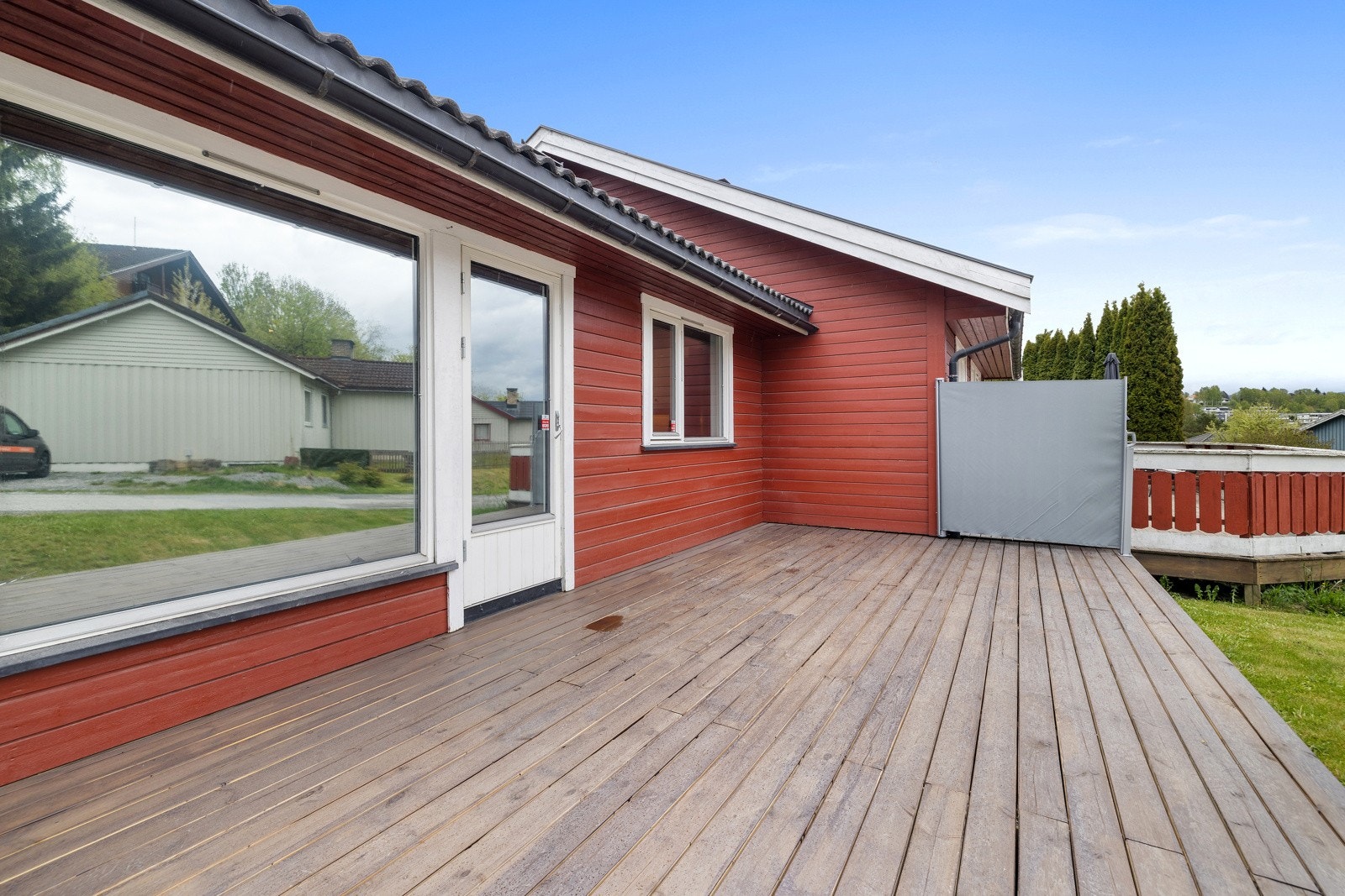 Terrassen har god plass til møblement. Galleribilde