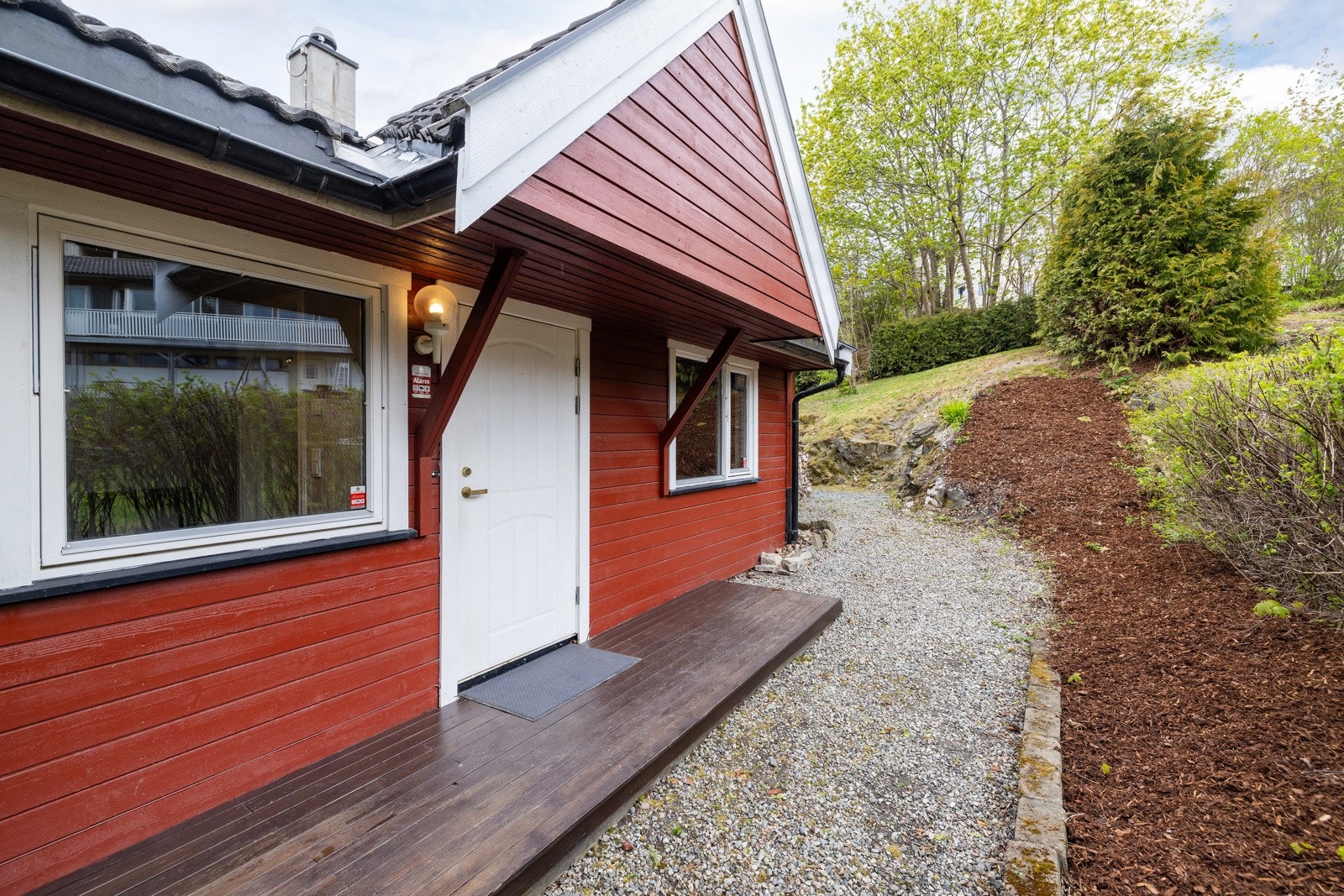 En lettstelt og velholdt halvpart av tomannsbolig. Galleribilde