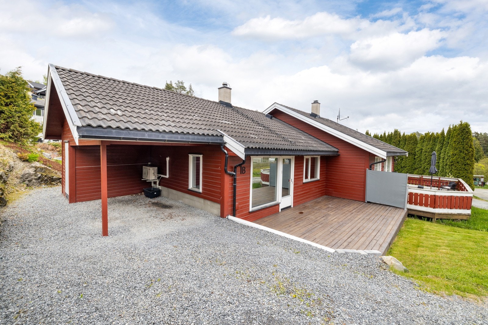 Boligen har carport og gruset innkjørsel. Galleribilde