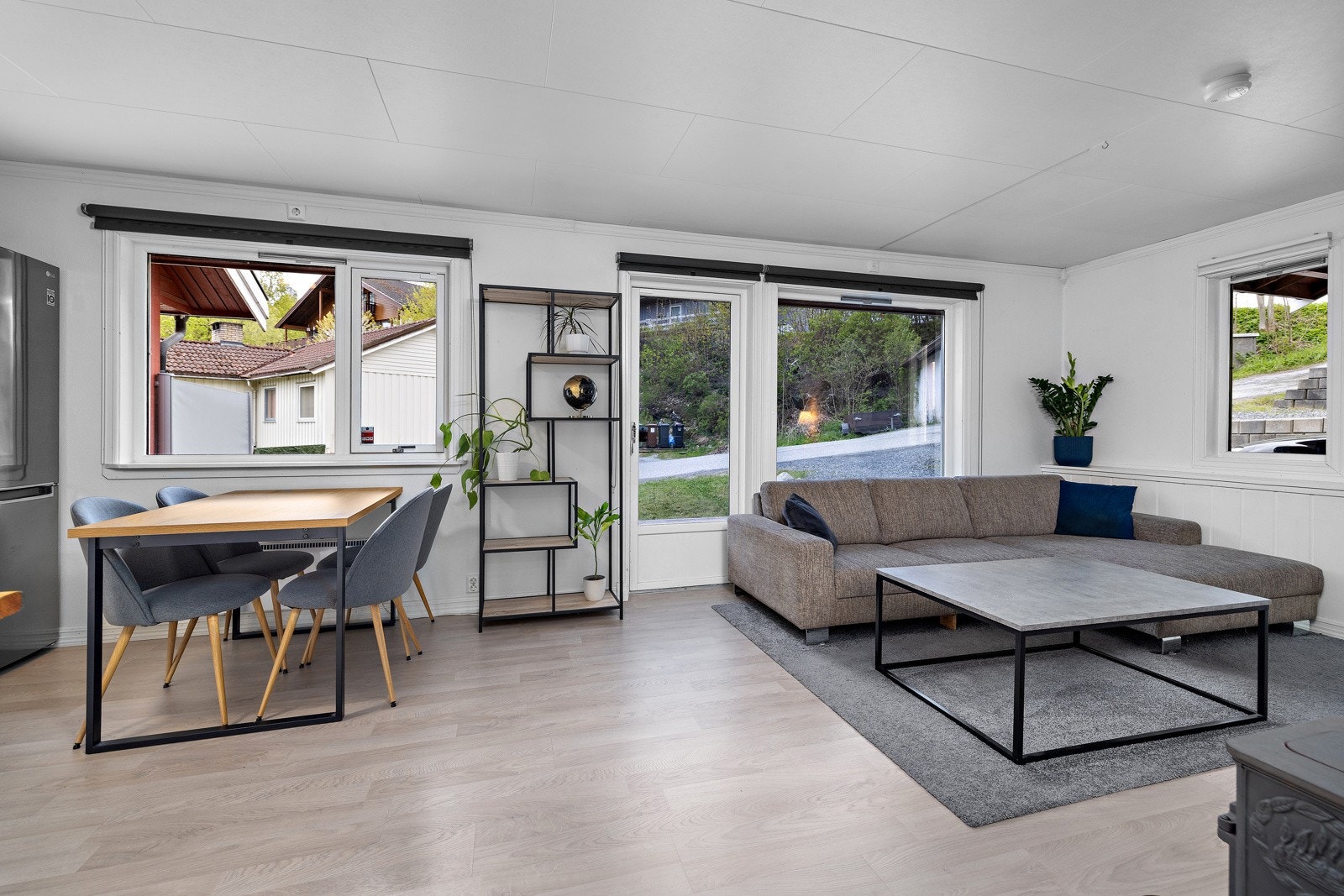 Fra stua er det utgang til den store solrike terrassen. Galleribilde