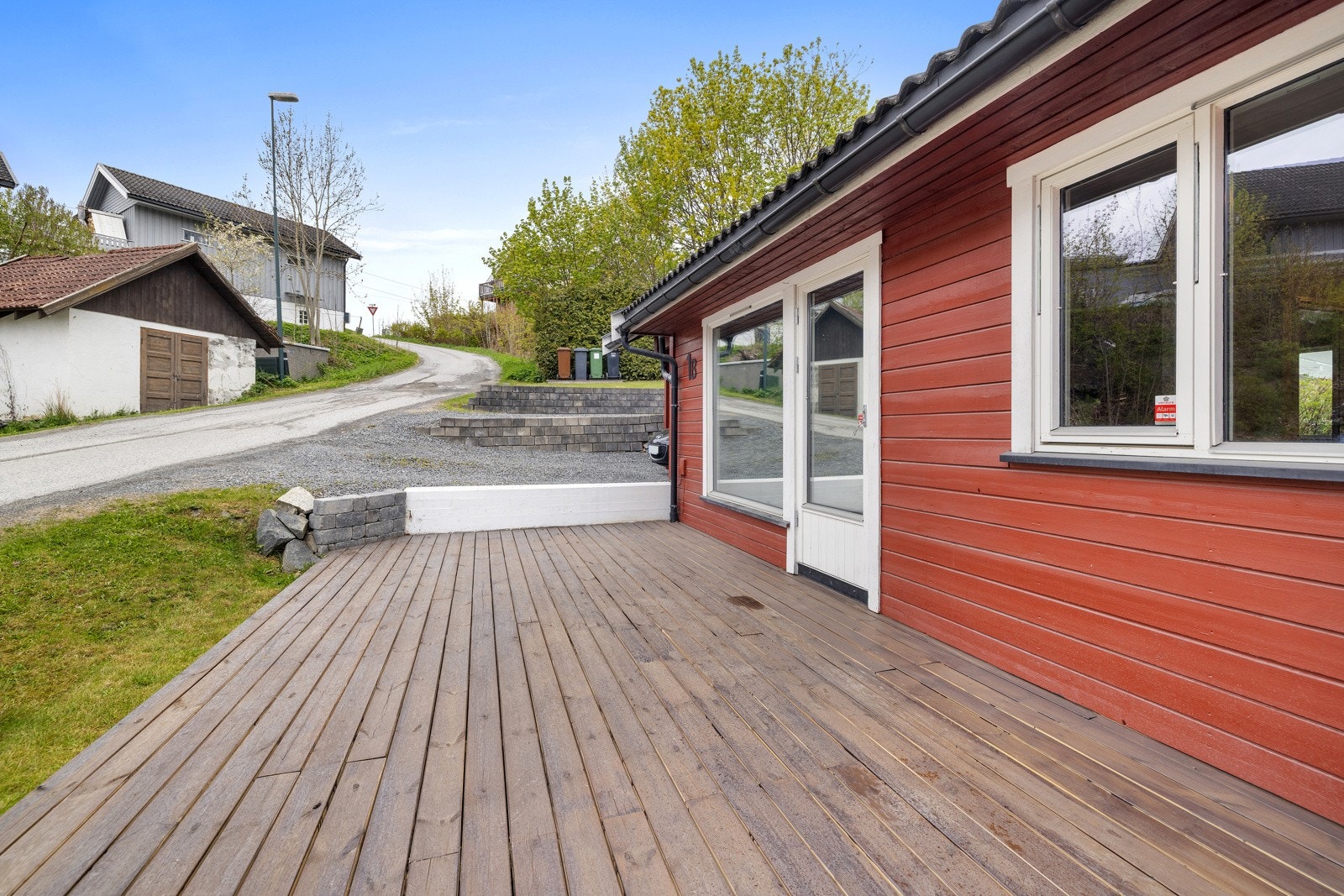 Nyere sør-vestvendt terrasse. (beiset i 2025) Galleribilde