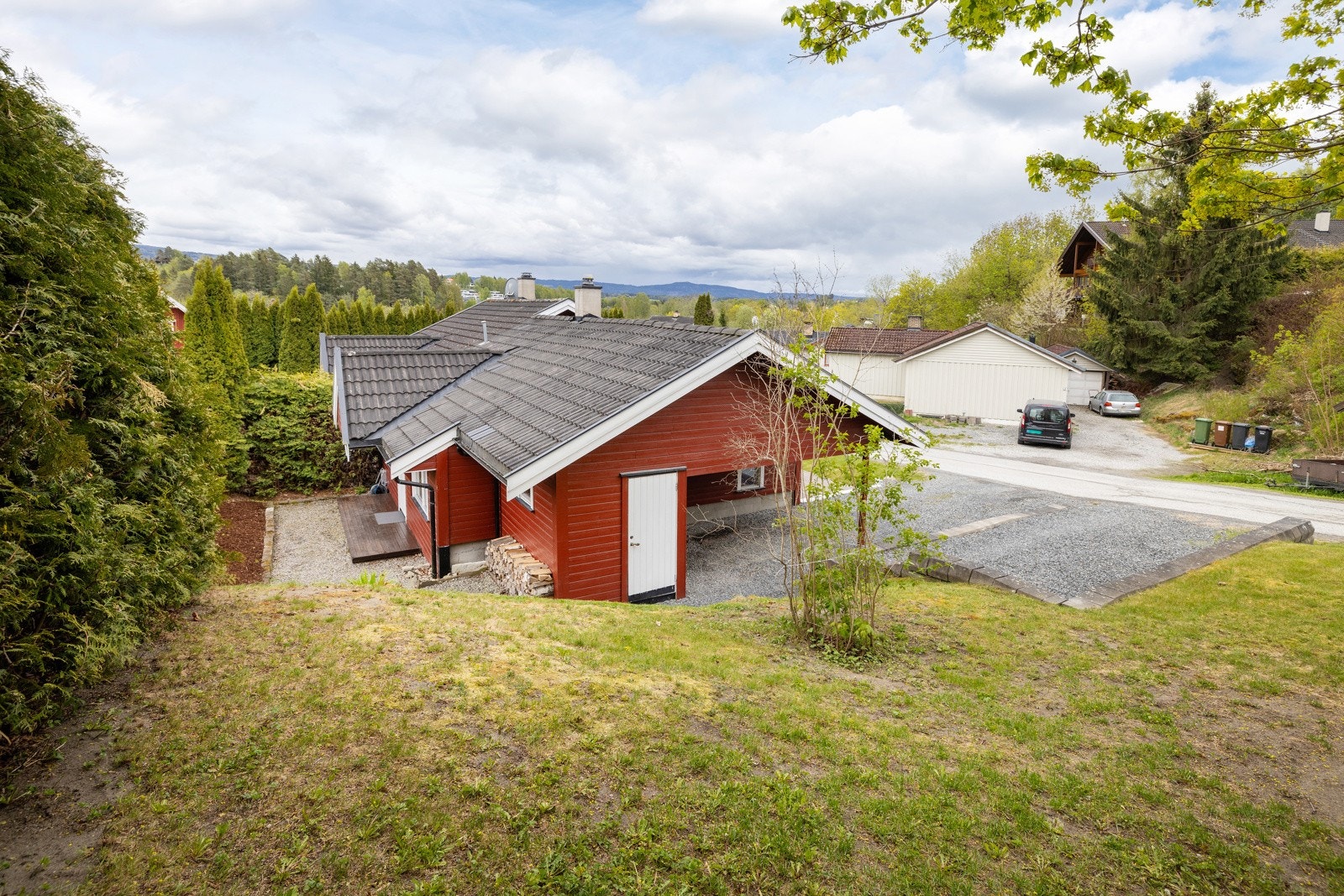 Felles eiet tomt i sameiet, med pene grøntarealer. Galleribilde