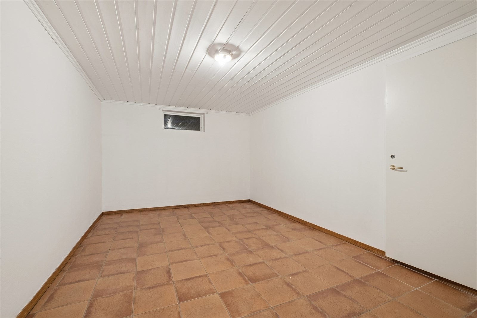 Her er det en stor bod med branndør som skiller de to leilighetene. Galleribilde