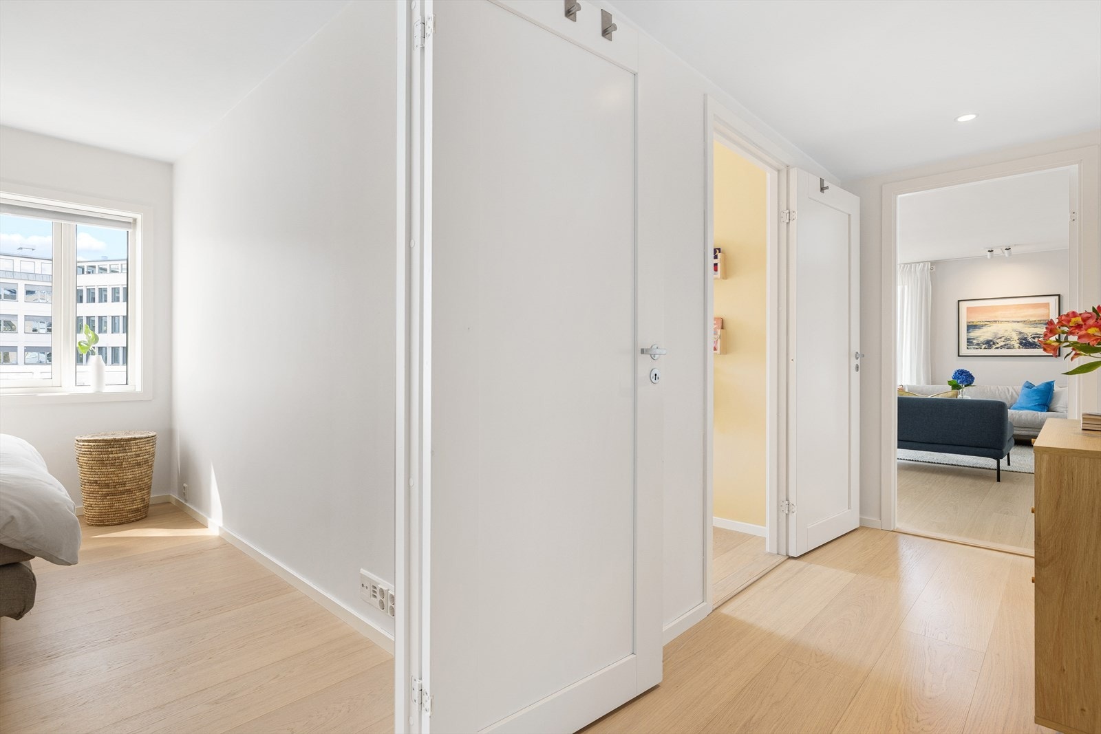 Gang med 1-stavs parkett, vannbåren gulvvarme og downlights i himling Galleribilde