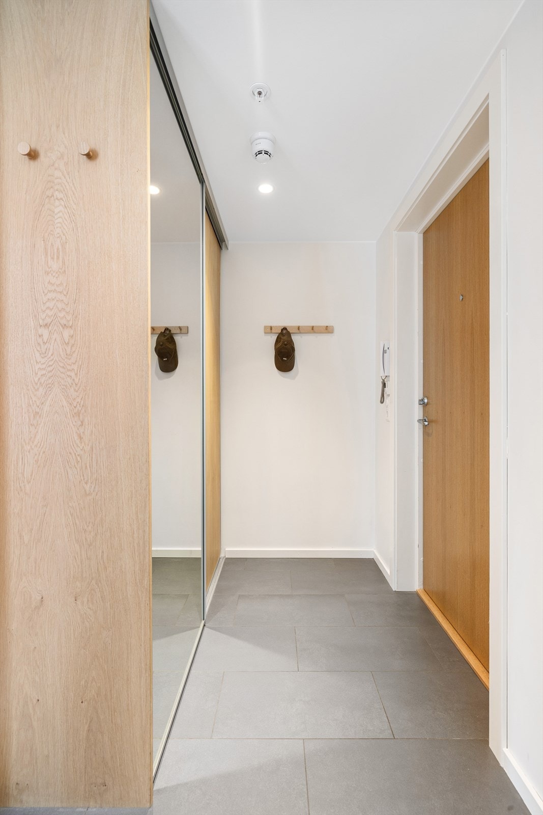 Entré med flislagt gulv, vannbåren gulvvarme og downlights i himling. Gode oppbevaringsmuligheter i skyvedørsgarderobe og garderobeskap Galleribilde