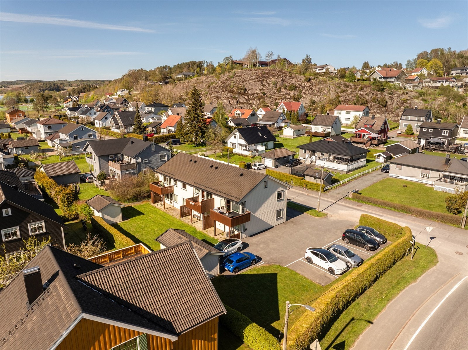 Leiligheten disponerer fast biloppstillingsplass på sameiets felles gårdsplass. Galleribilde