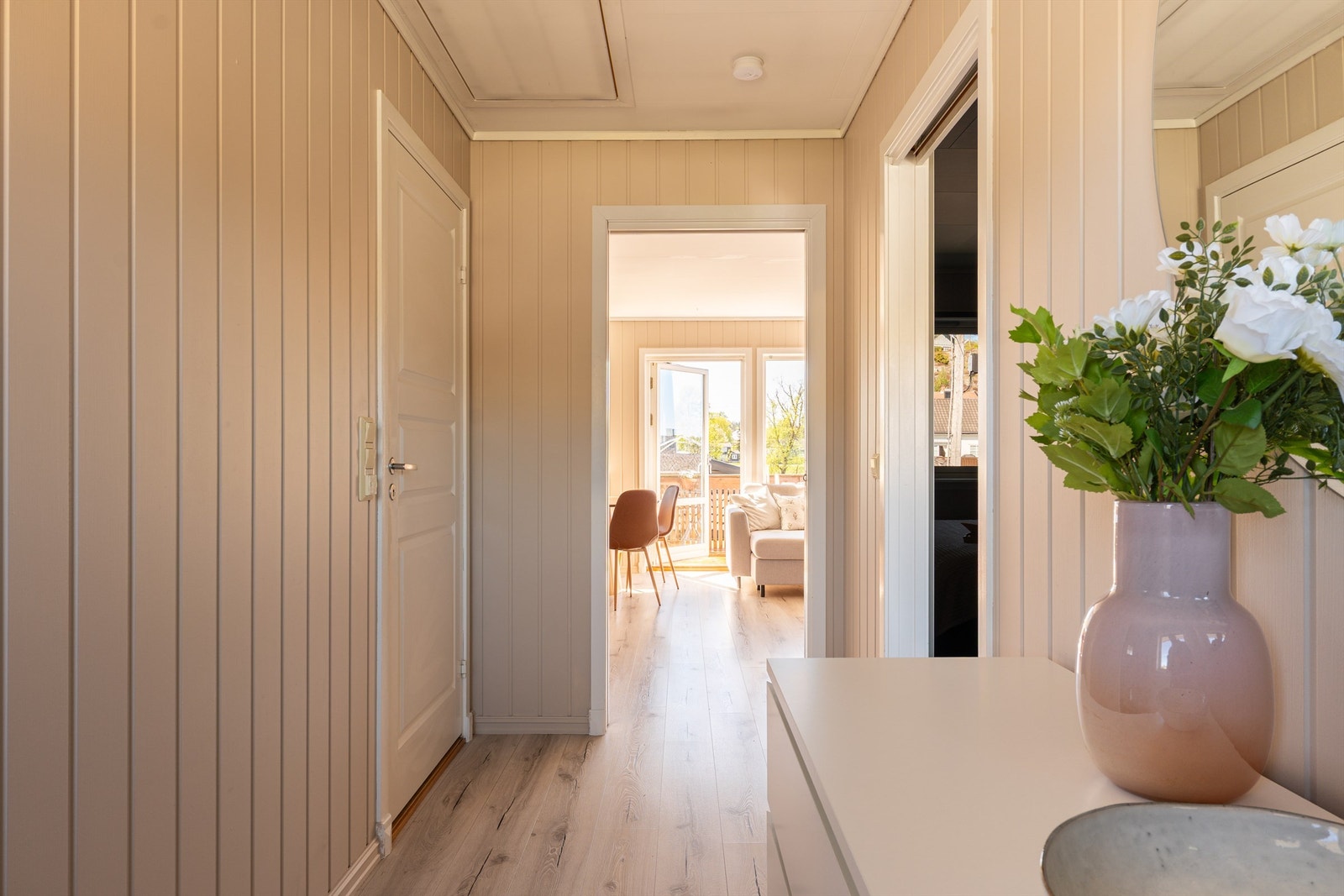 Badet er praktisk plassert rett over gangen for hovedsoverommet. Galleribilde