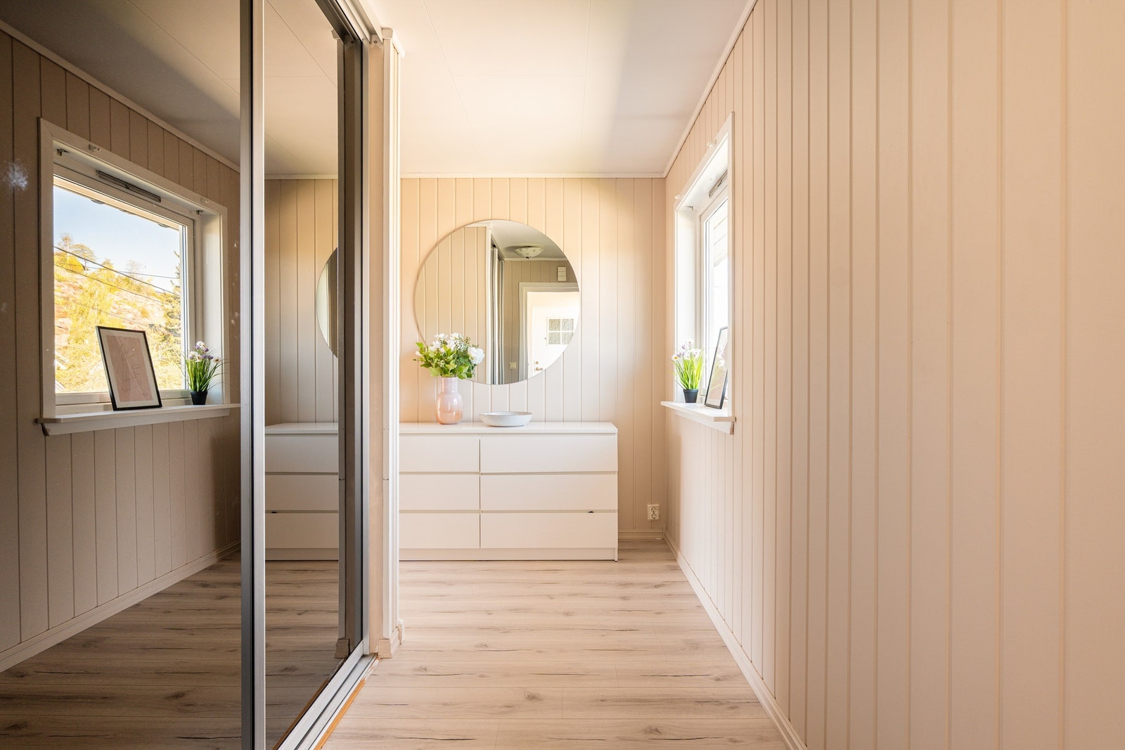 Skyvedørsgarderobe er installert også i entreen. Her oppbevares yttertøyet lett tilgjengelig. Galleribilde