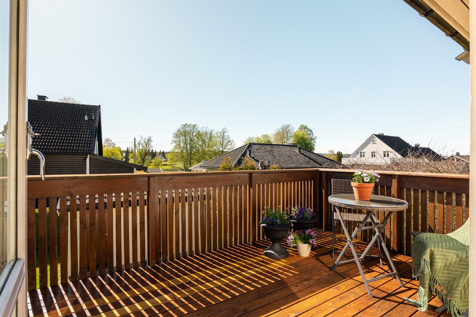 Vestvendt altan - solfylt fra sen formiddag til sen kveld sommerstid.
Fotograf; Kristoffer Kristiansen. Galleribilde
