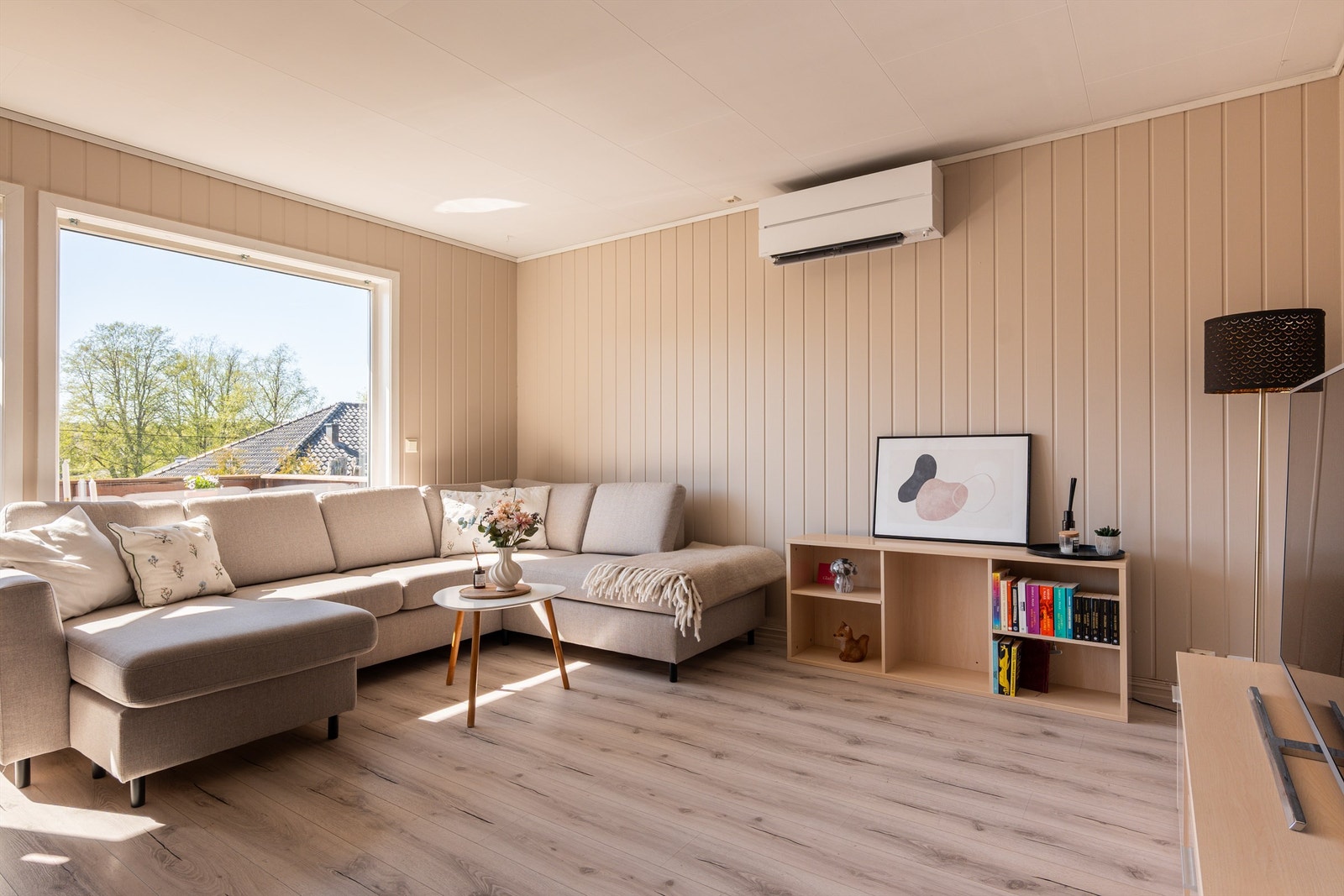 Stuen er enkel å utnytte og møblere med både sofa og spisegruppe. Galleribilde