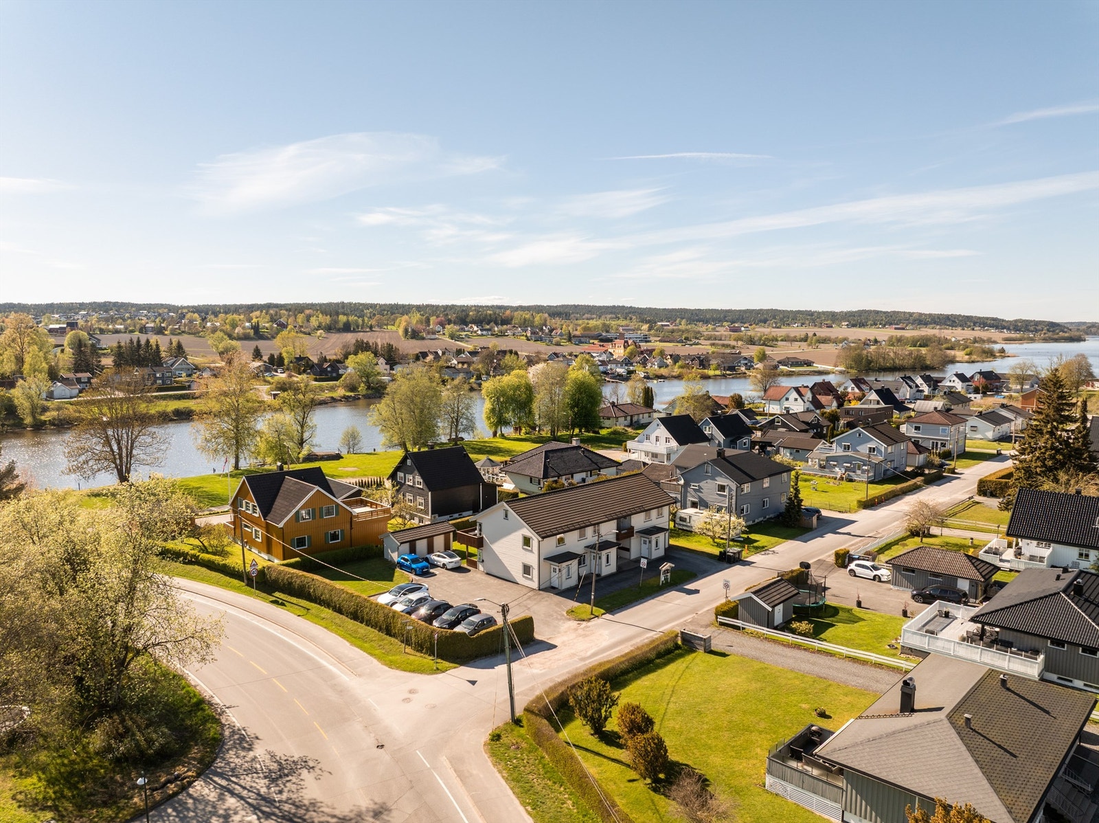 Den åpne sletten langs Visterflos utløp er solfylt og frodig. Galleribilde