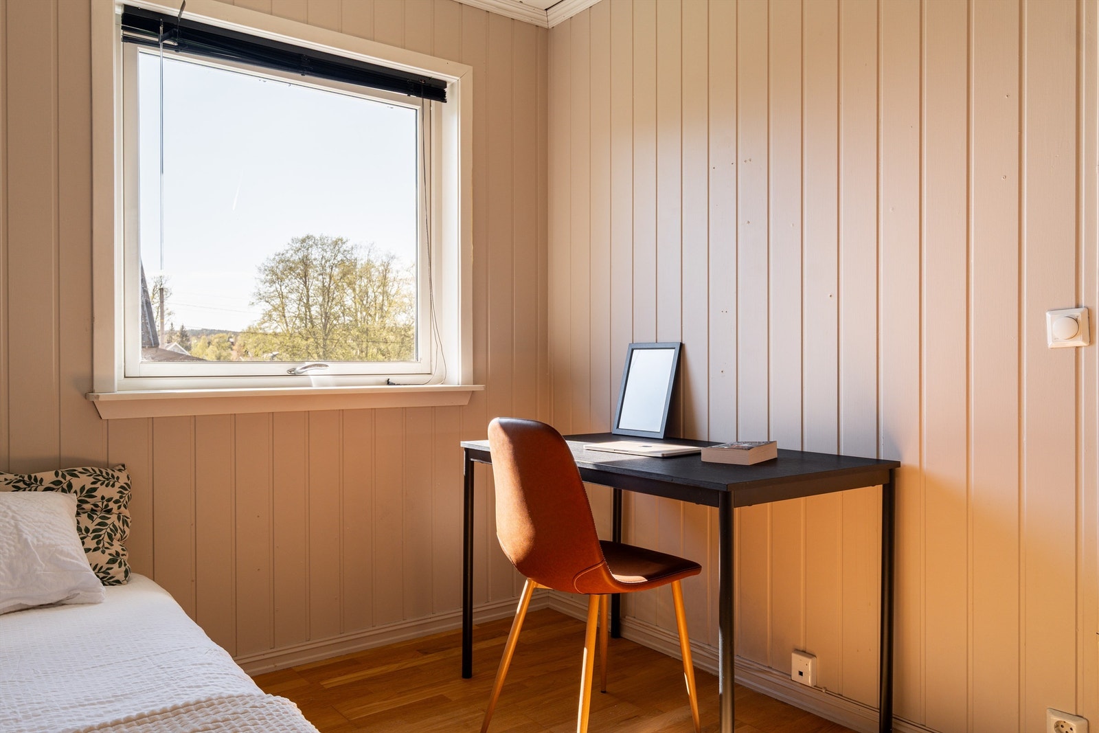 Spotter er innfelt i rommets himling og tilknyttet dimmer. Galleribilde
