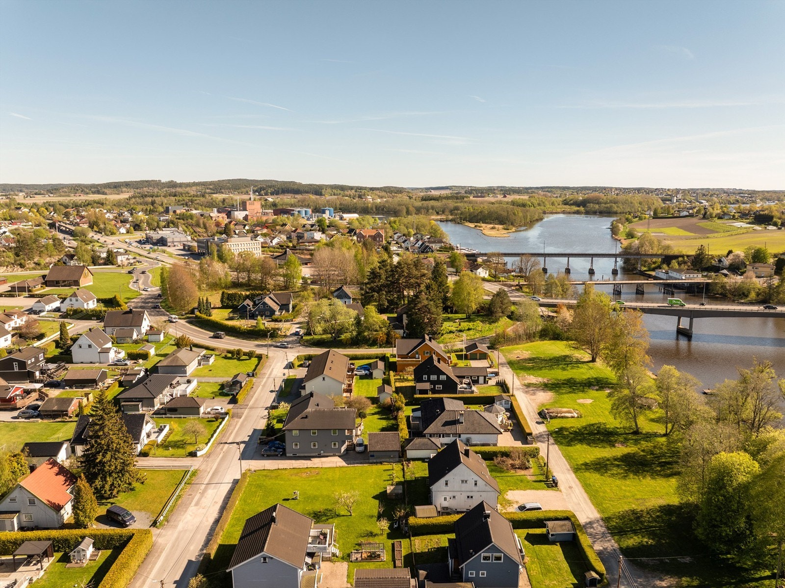 Fra leiligheten er det gangavstand til forretninger og treningssenter. Buss mellom Sarpsborg og Fredrikstad sentrum passerer svært hyppig gjennom Greåker. Galleribilde
