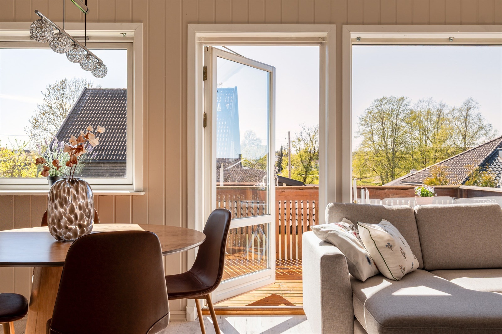 Utsyn mot landskap og himmel i vest. Leiligheten er lite eksponert for direkte innsyn. Galleribilde