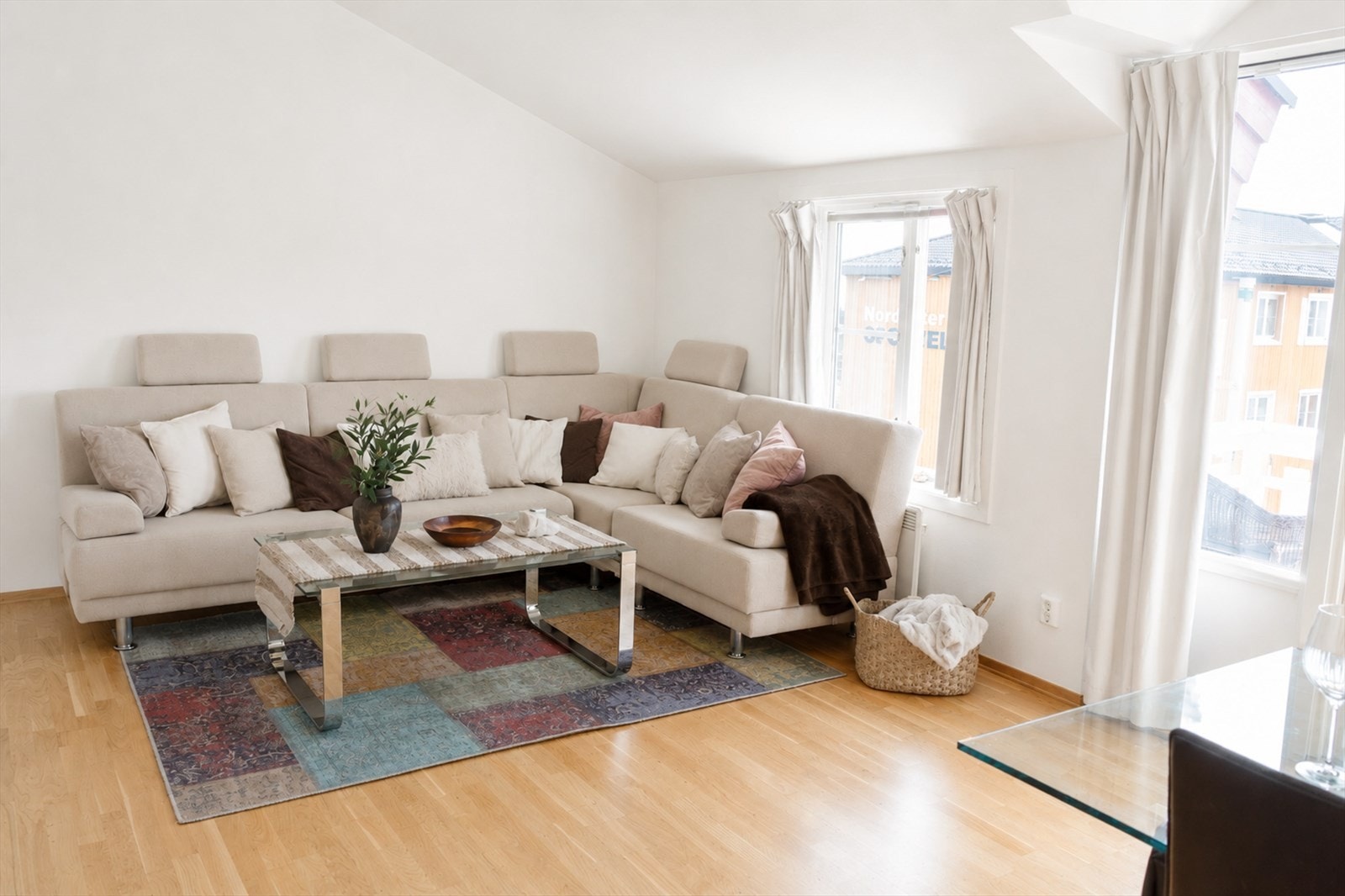 Arealeffektiv med god plass til å innrede med stor sofa og stort spisebord. Galleribilde