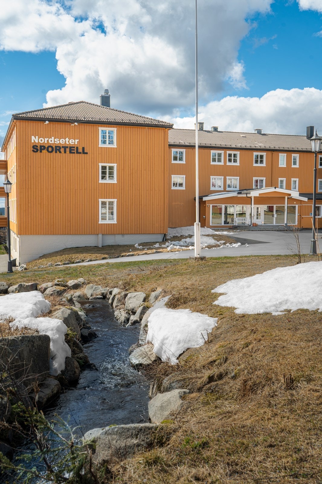 Bygget med fellesarealer med dagligstue, skirom, biljard og bordtennisbord, samt lokaler som kan leies av beboerne. Et unikt tilbud i tillegg til leiligheten ligger med få skritt unna leiligheten. Galleribilde