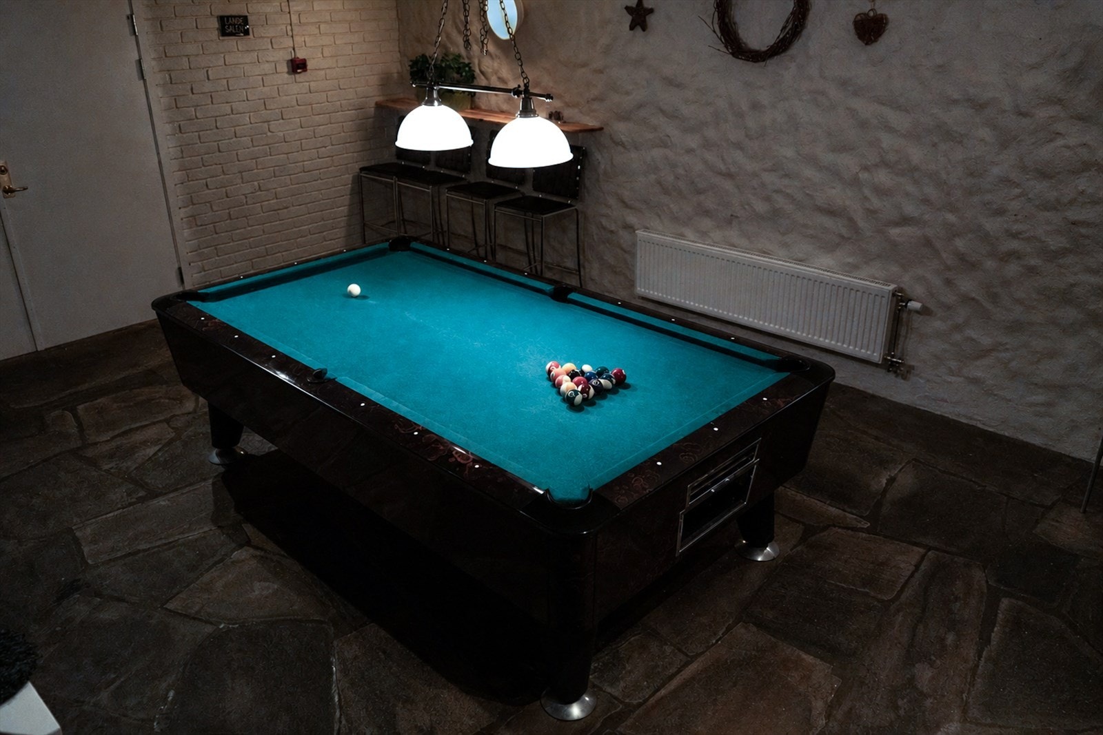 Som leilighetseier har du du eierandel i fellesarealer basseng, badstue og fellesarealer. I tillegg biljard- og bordtennisbord samt lokaler som kan leies av beboerne. Et unikt tilbud i tillegg til leiligheten. Galleribilde
