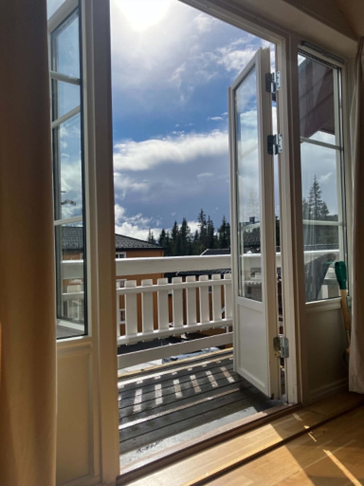 Sommerstid er balkongen en deilig forlengelse av stuen. Galleribilde
