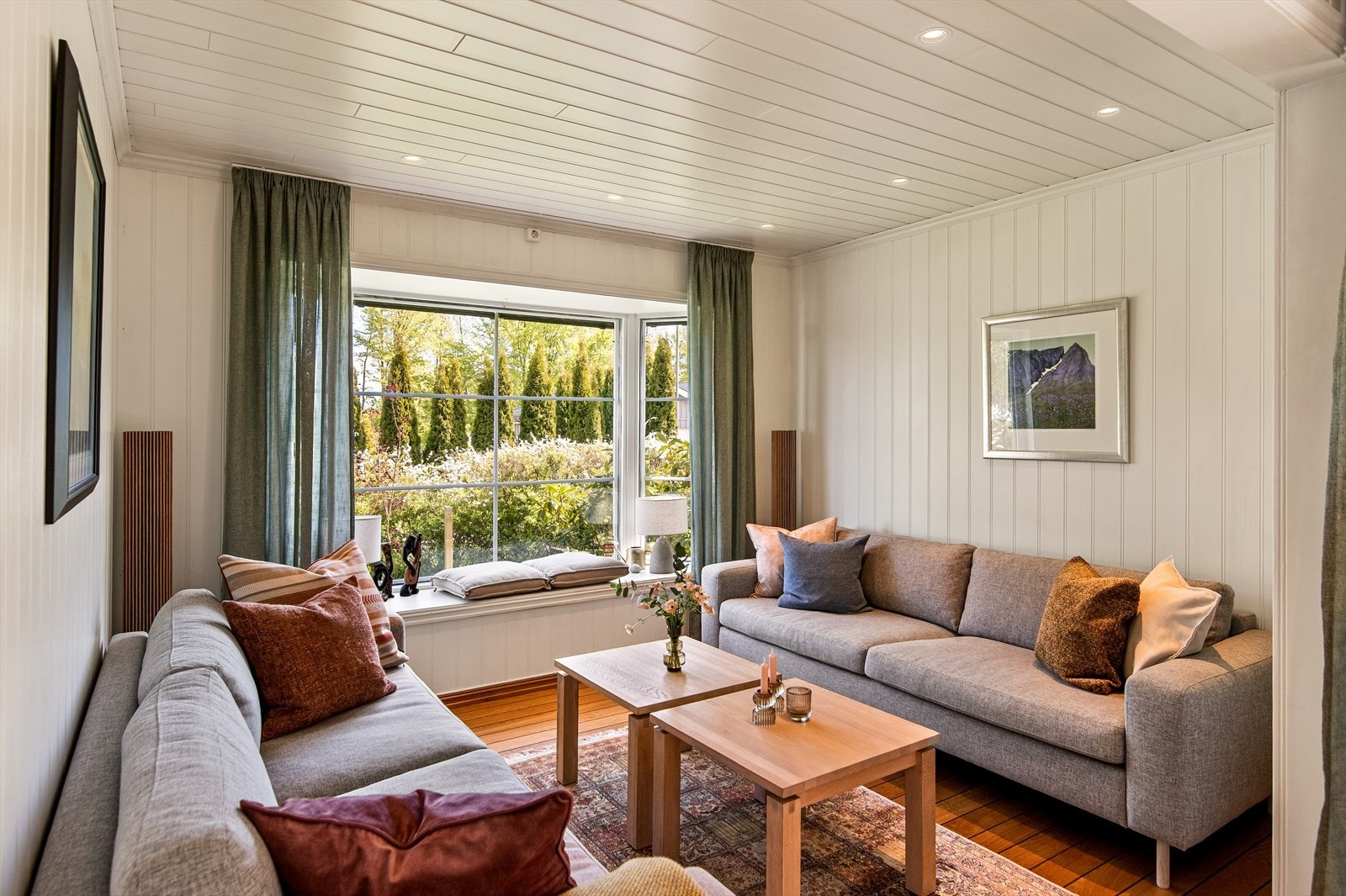 Rommet har flere soner med plass til både spisegruppe og sofagruppe, og den åpne løsningen mot kjøkkenet skaper et sosialt og innbydende oppholdsrom. Galleribilde