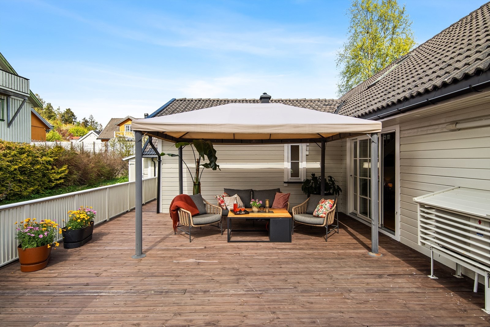 En egen loungesone med plass til stor sofagruppe under en flott paviljong. Galleribilde