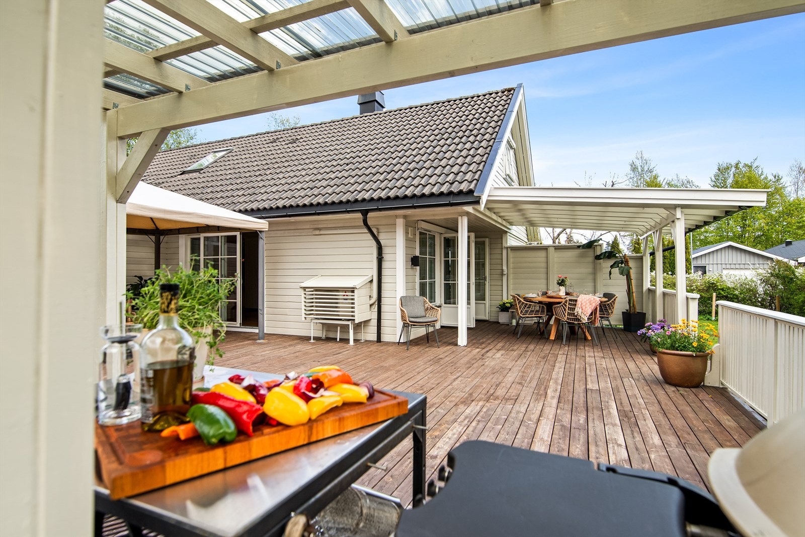 Boligens virkelige store styrke er den enorme og meget påkostede treterrassen som strekker seg rundt deler av huset. Terrassen er smart inndelt i flere soner. Galleribilde