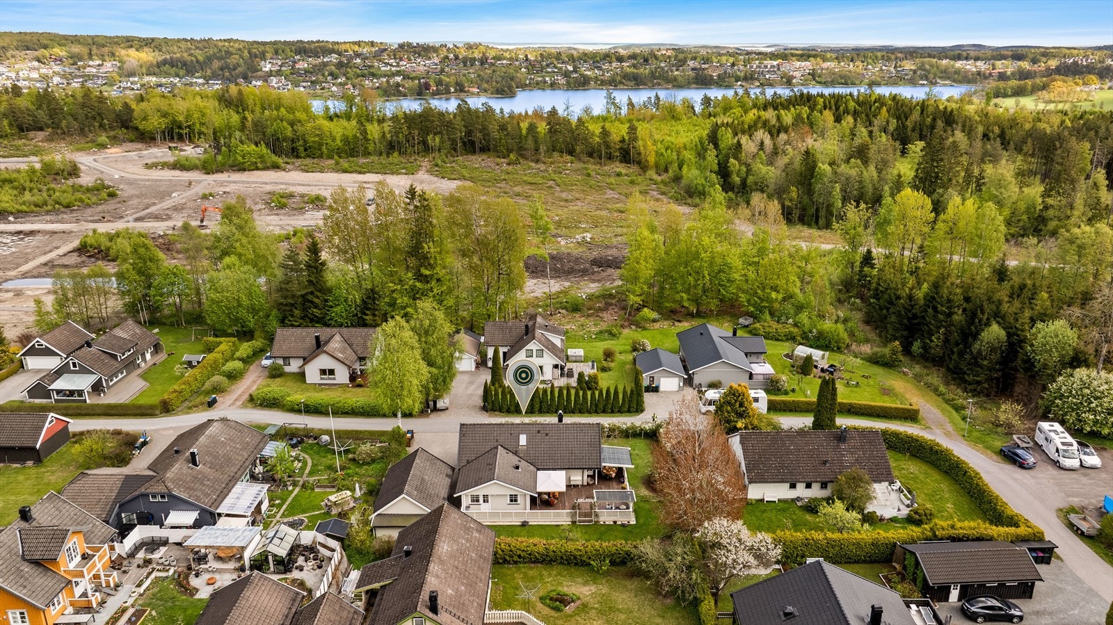 Vearlia 59 har en svært attraktiv og barnevennlig beliggenhet i et etablert boligområde på Vear. Her bor du i rolige omgivelser med nærhet til det aller meste en familie trenger i hverdagen. Galleribilde