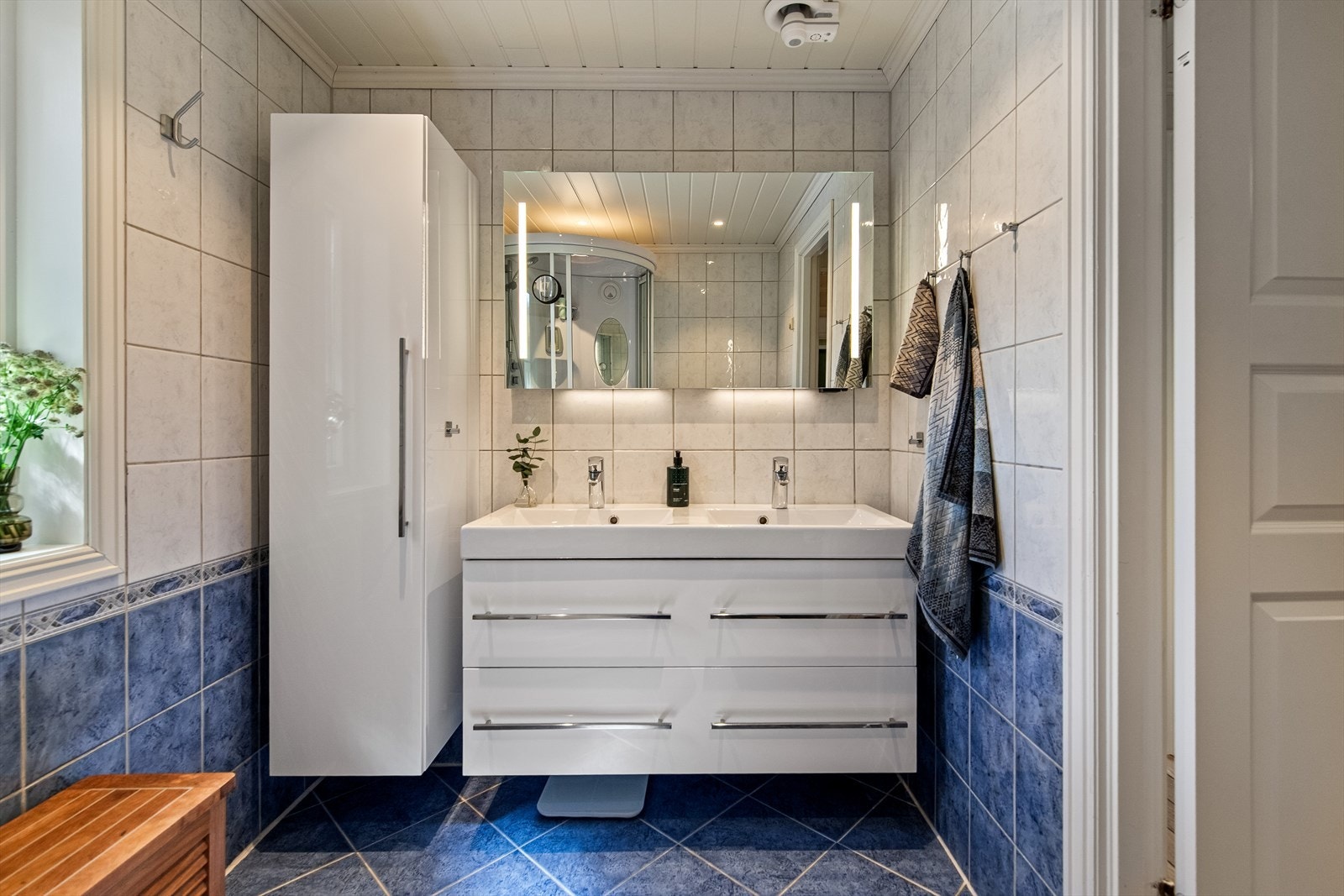 Hovedbadet har dobbeltservant, mye skapplass og et stort dusjkabinett. Galleribilde