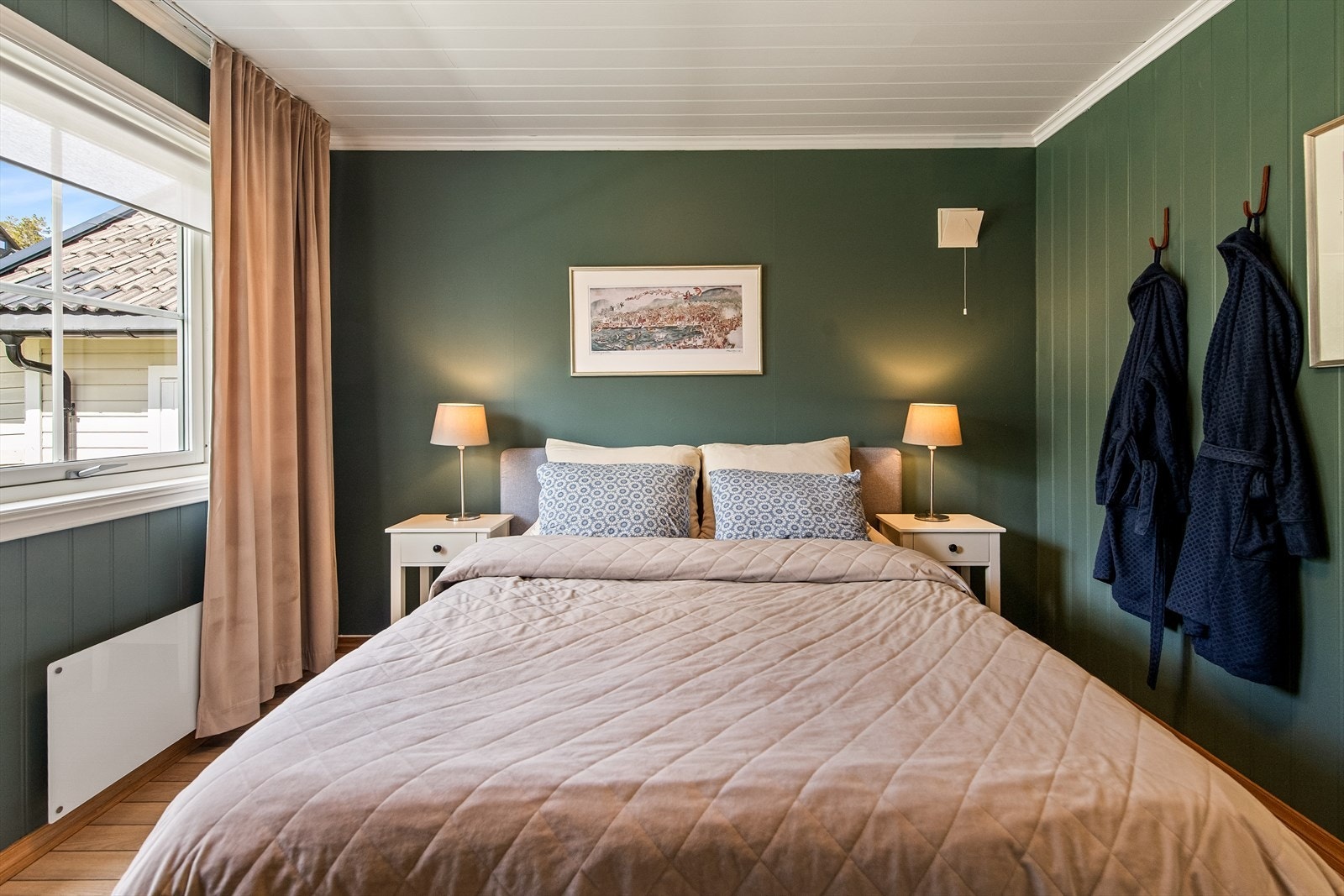 Hovedsoverommet er romslig med plass til stor dobbeltseng og annet soveromsmøblement. Med klasoppbevaring i egen walk-in, oppleves soverommet meget romslig. Galleribilde