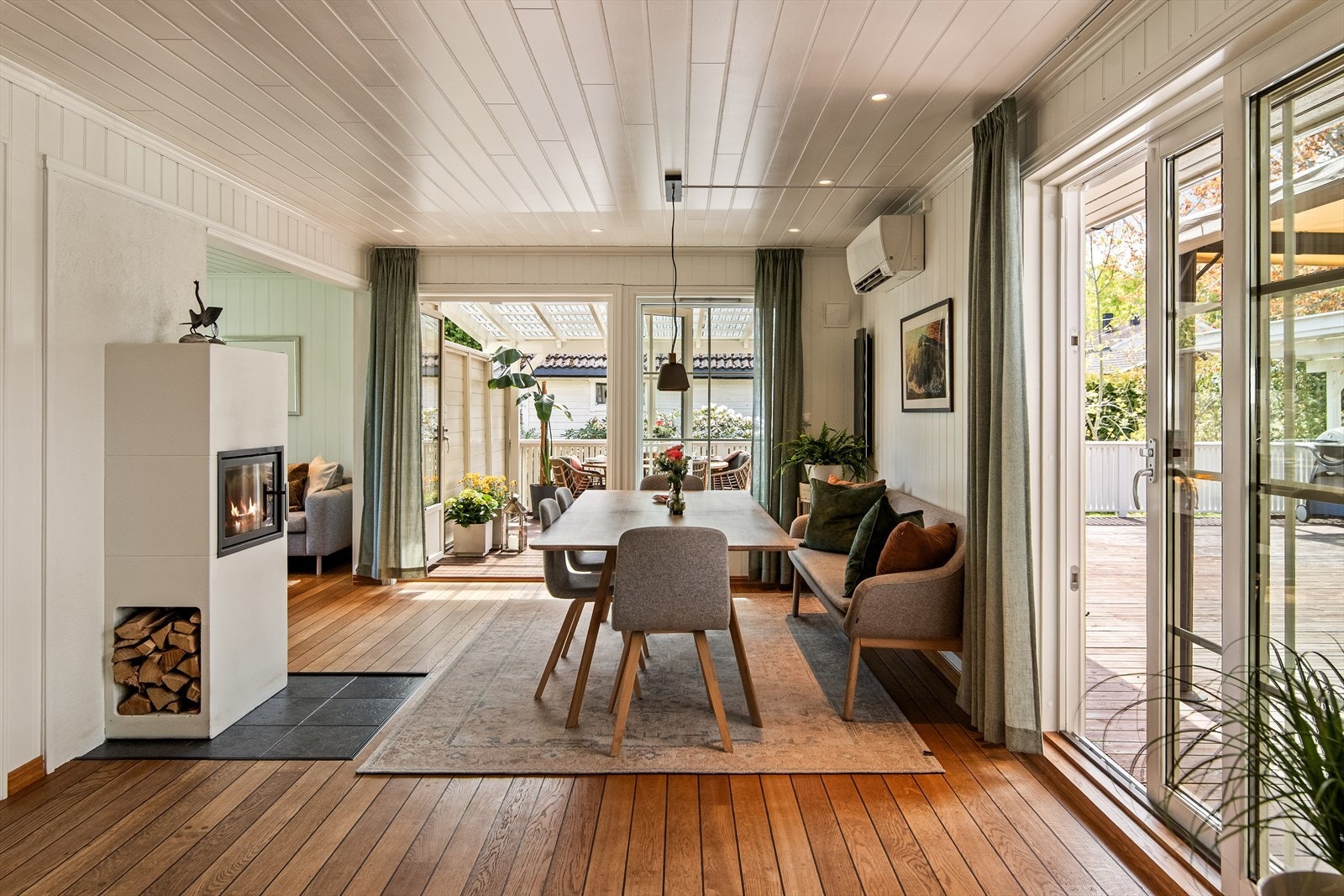 Fra både spisestue og stue er det utgang til den store terrassen og hagen via skyvedør og verandadør. Galleribilde