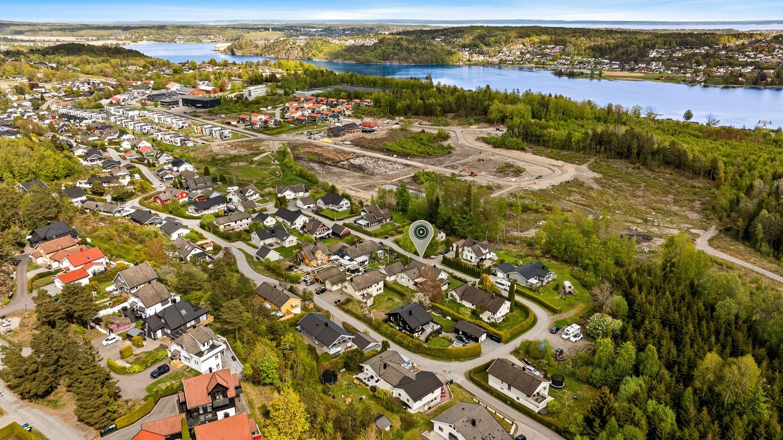 Dette er den perfekte beliggenheten for deg som ønsker en kombinasjon av en fredelig tilværelse nær naturen, men samtidig vil ha kort vei til byens fasiliteter. Galleribilde