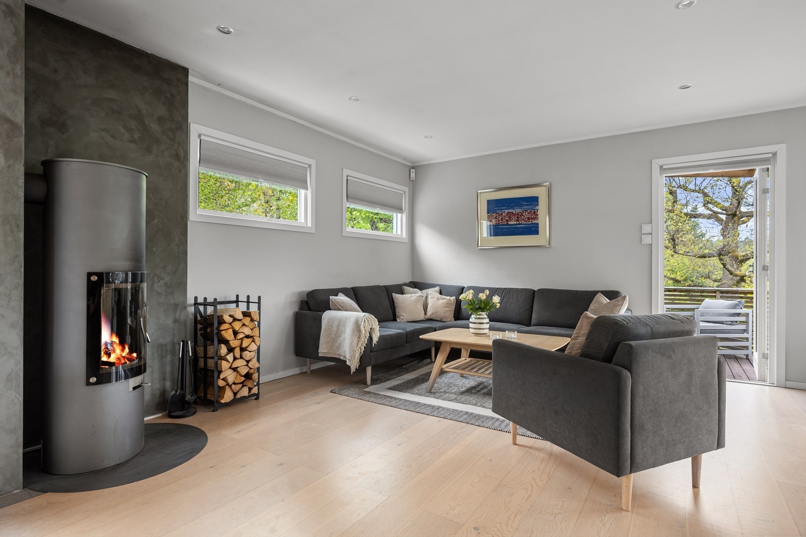 Plass til sofagruppe, stuebord og tilhørende møblement. Galleribilde