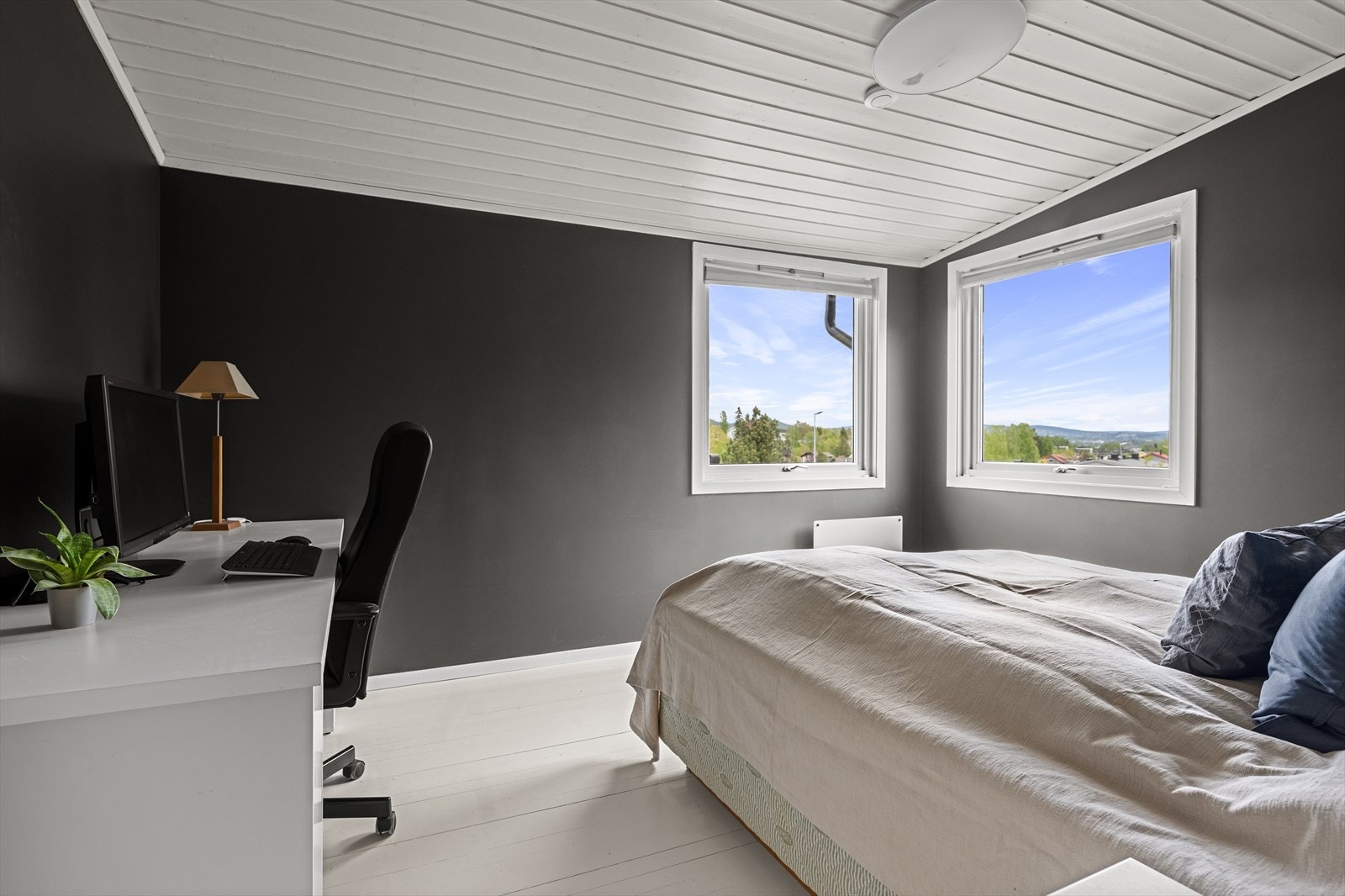 Soverom nr 2 har plass til dobbeltseng, nattbord og tilhørende møblement. Galleribilde