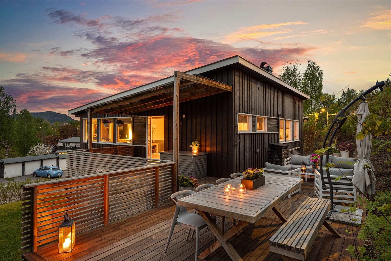 Nyt varme sommer dager i hyggelige omgivelser på terrassen. Galleribilde