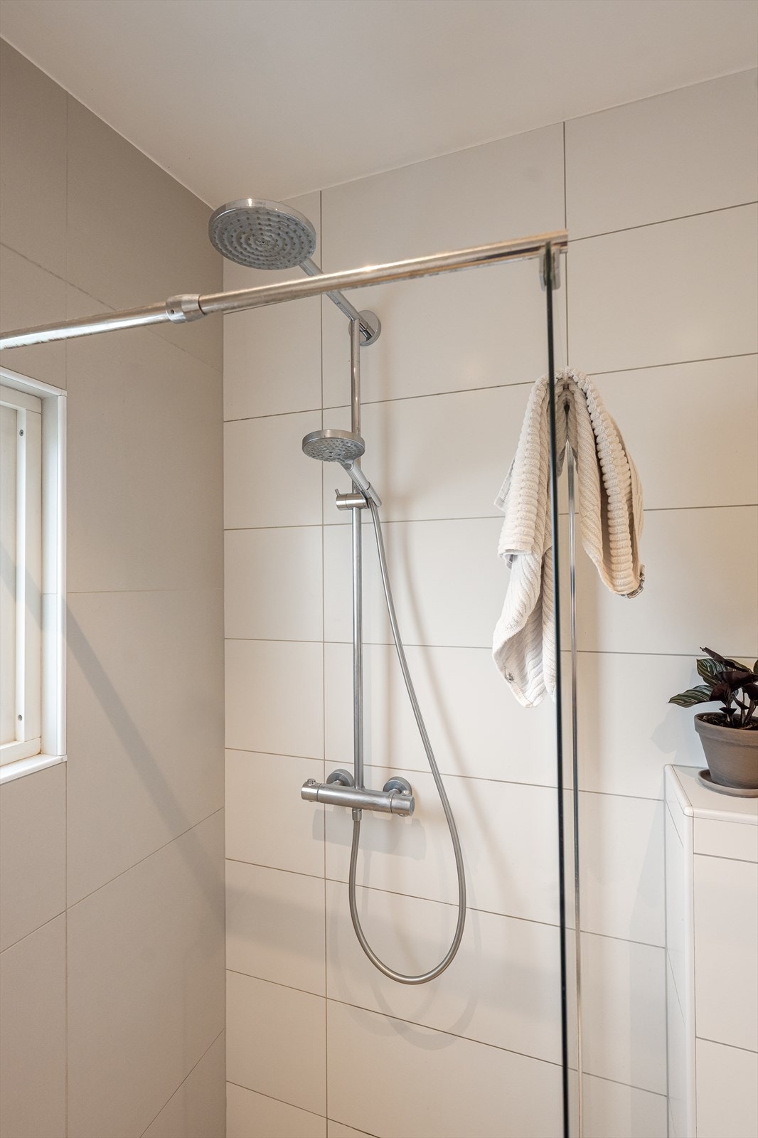 Dusjsone med glassvegg og regnfalldusj. Galleribilde