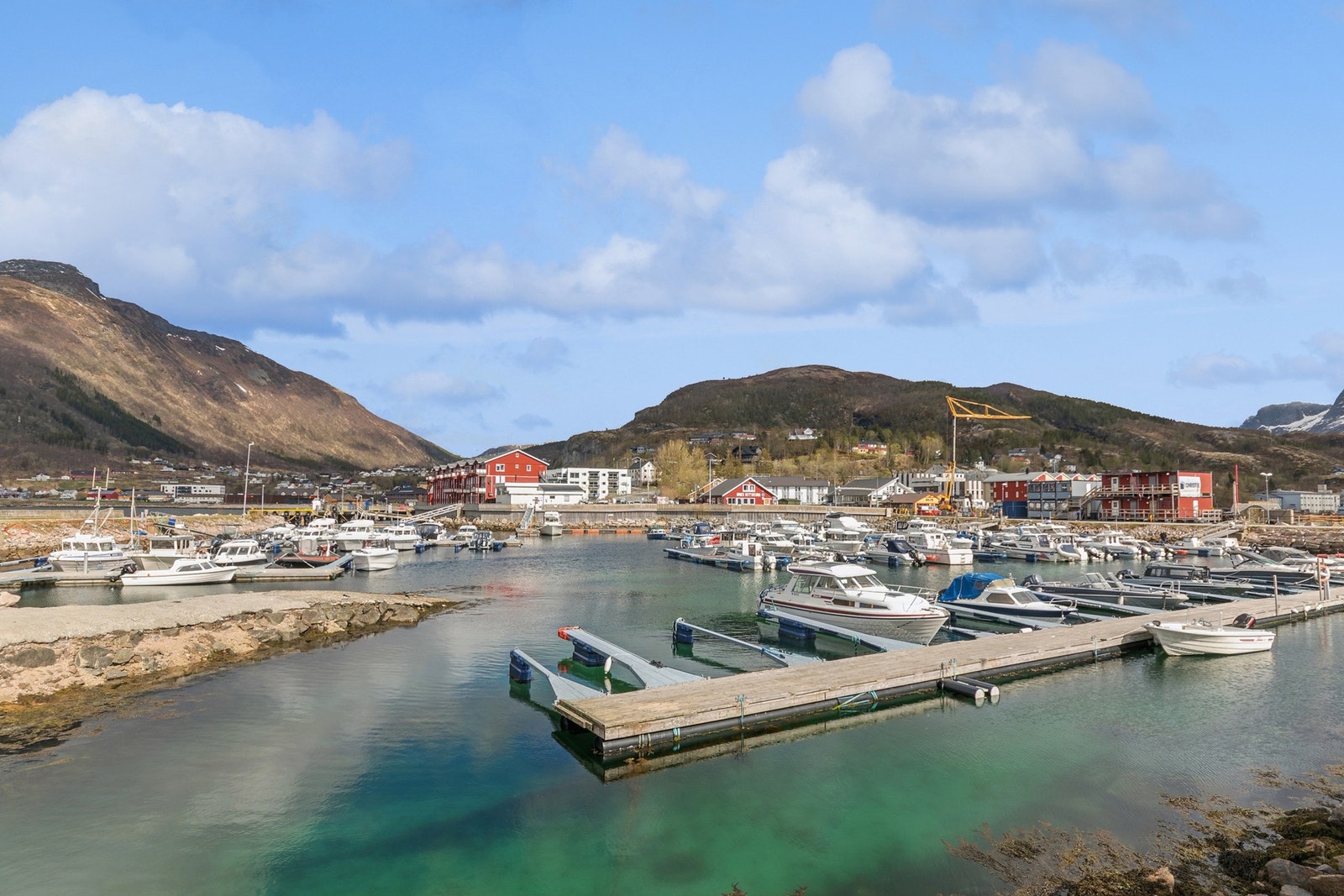 Ørnes er nærmeste sentrum, med butikker, servicefasiliteter og båthavn. Stedet er også anløpssted for Hutigruten. Galleribilde