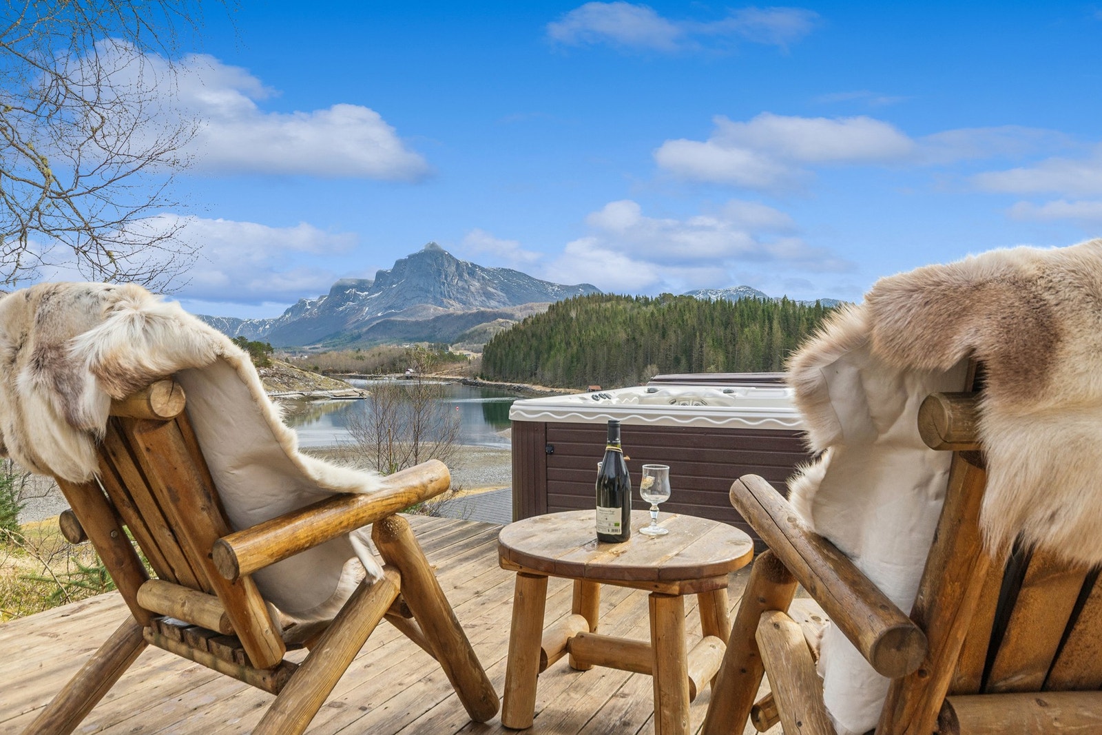 Utgang fra stua til en meget romlig terrasse med flott utsikt og solforhold. Galleribilde