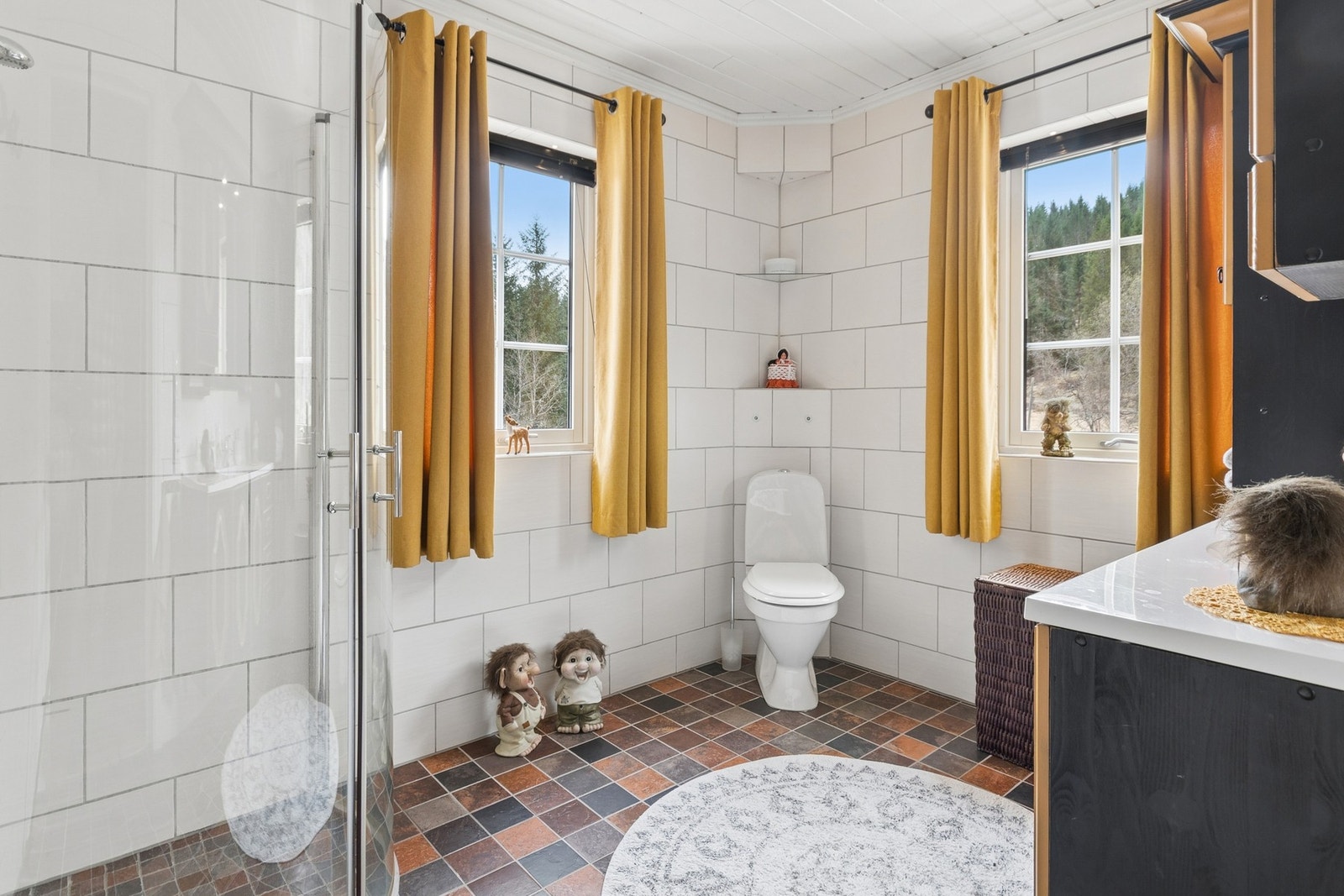 Badet er flislagt med elektriske varmekabler i gulv, som sikrer god komfort. Galleribilde