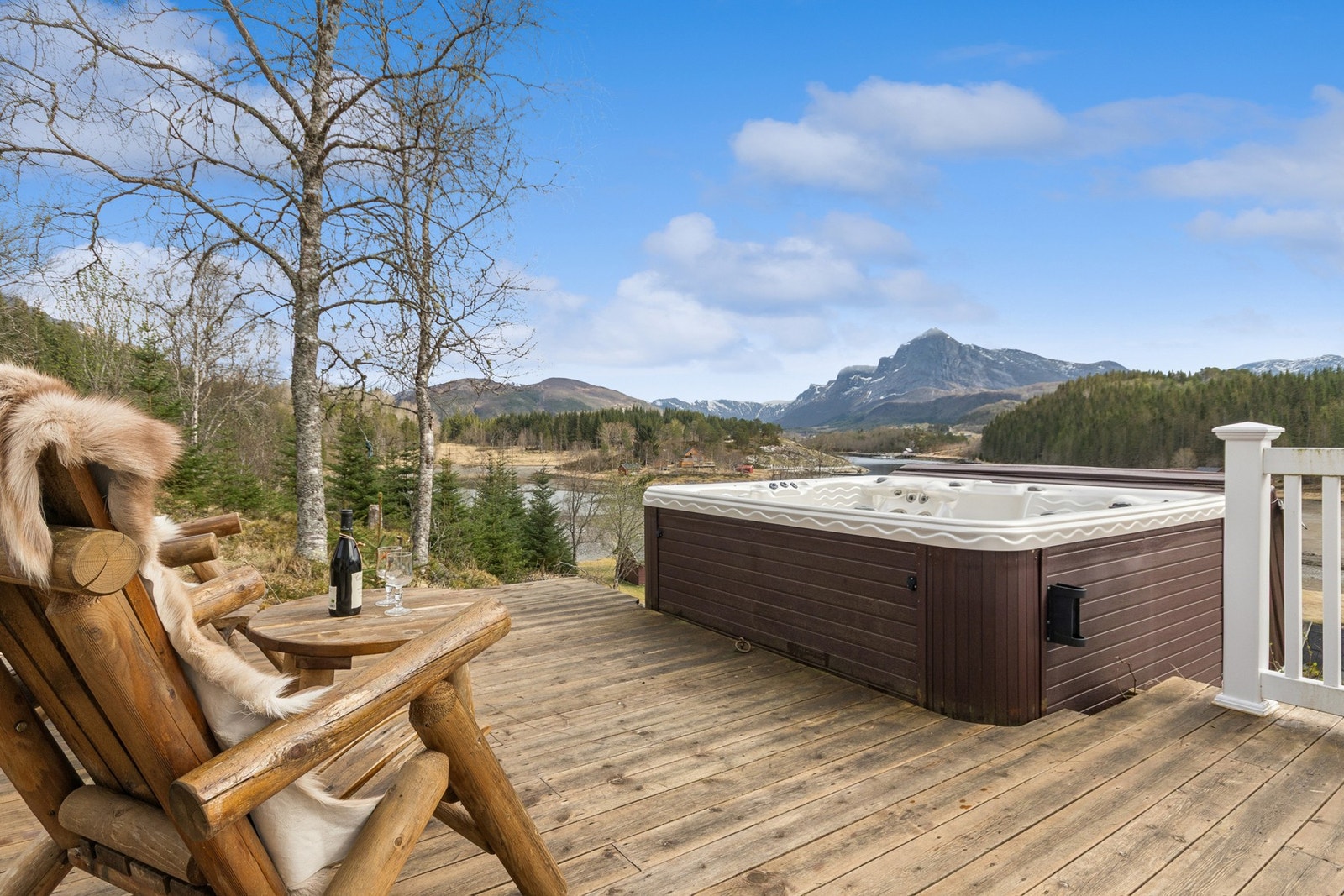 Et eget platå på terrassen er tilrettelagt for boblebad, med utsikt mot fjellene. Galleribilde