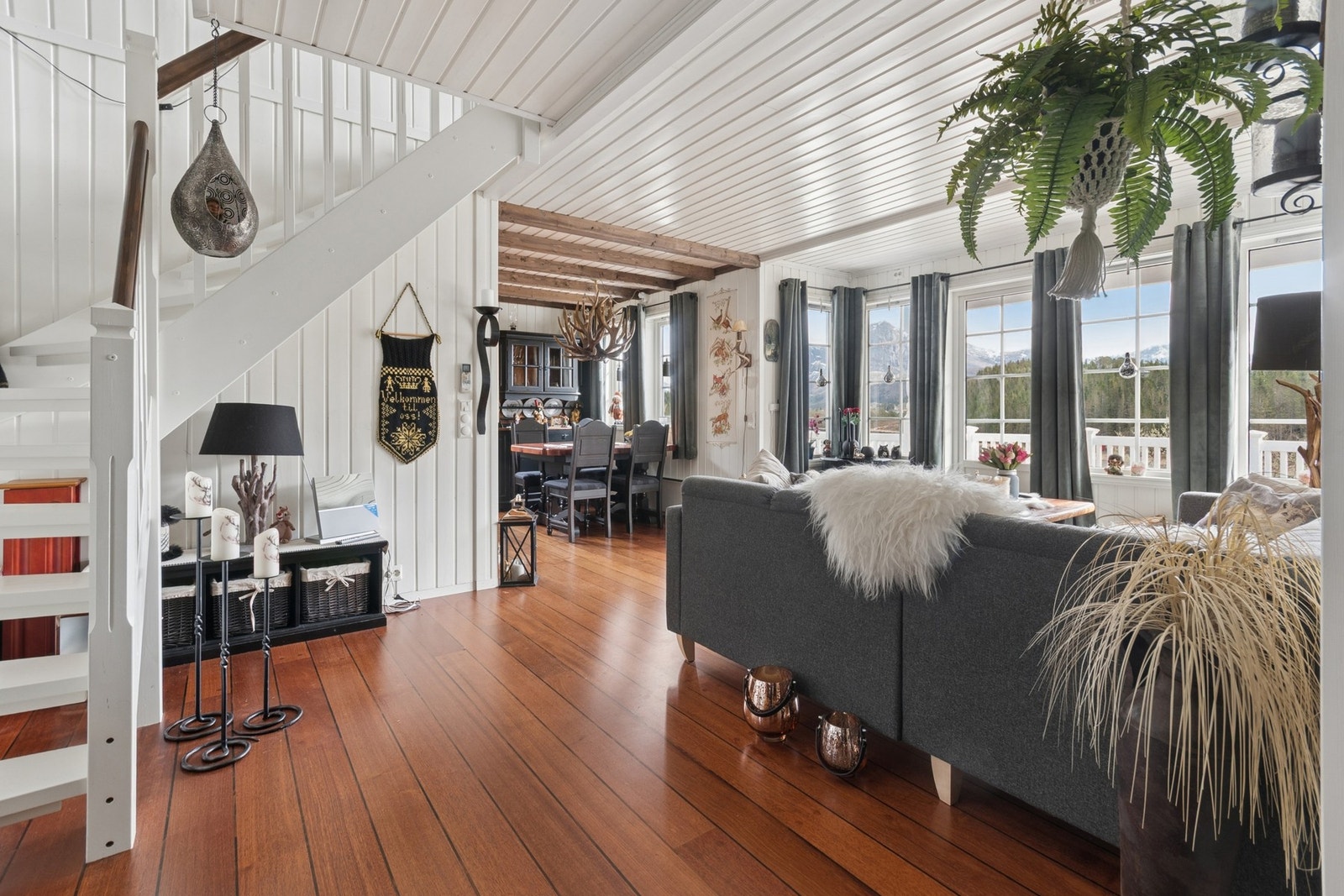 Store vindusflater med sprosser slipper inn rikelig med dagslys og rammer inn utsikten. Galleribilde