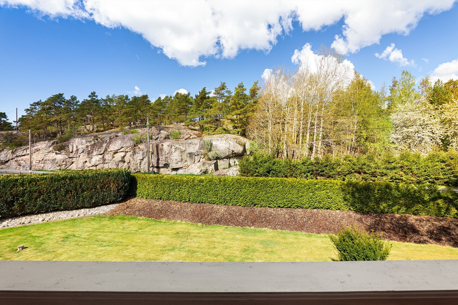 Tilknyttet loftstuen er en vestvendt veranda på ca. 4 kvm. med utsyn over hagen. Galleribilde
