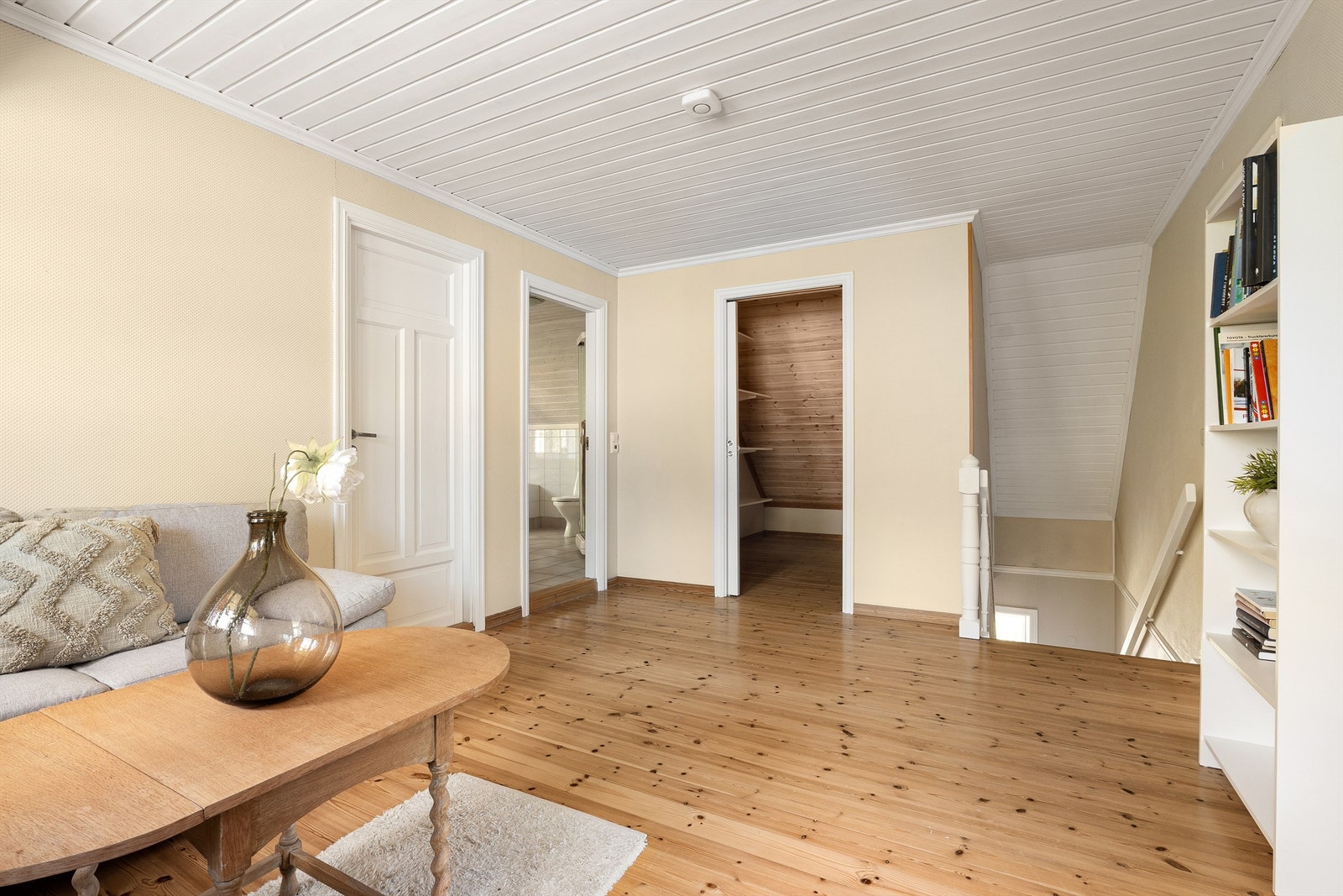 Rom ved trappens side har vært benyttet som walk-in closet/omkledningsrom. Galleribilde