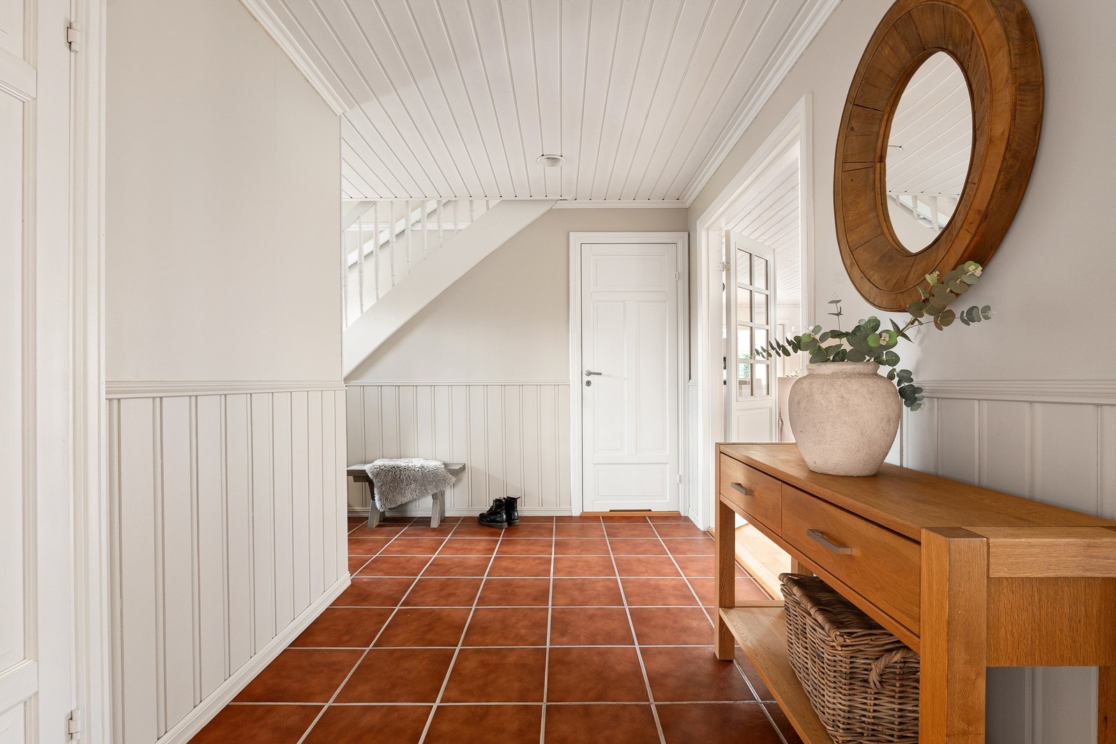 Volumet under trappen er utnyttet til bod. Galleribilde