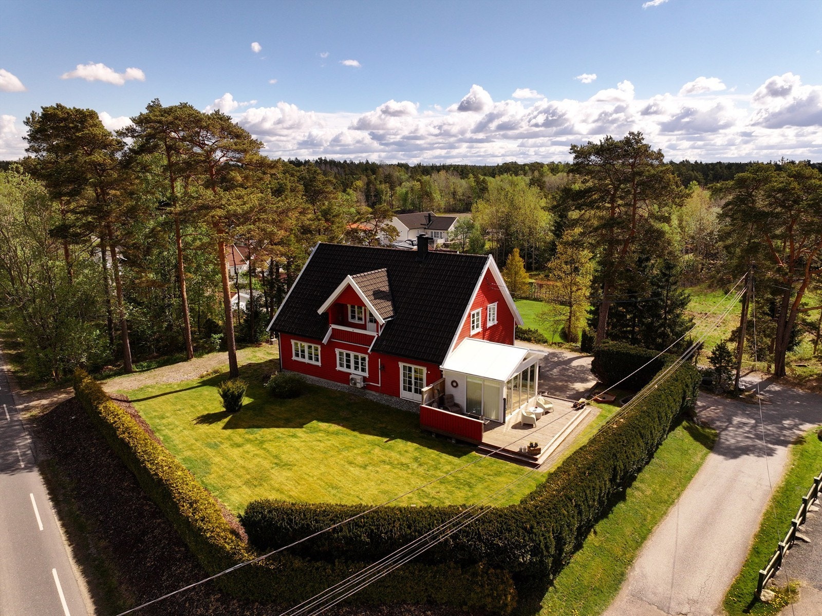 Eiendommen grenser til skogholt i nord og har tilstøtende boligeiendom kun i øst. Galleribilde