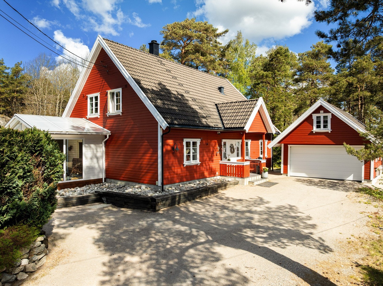 Eneboligen har vært i samme eie siden den ble oppført i 1993. Det meste er fra byggeåret, vedlikehold og ulike oppgraderinger er utført løpende. Garasjen ble oppført i 1996. Fotograf; Kristoffer Kristiansen. Galleribilde
