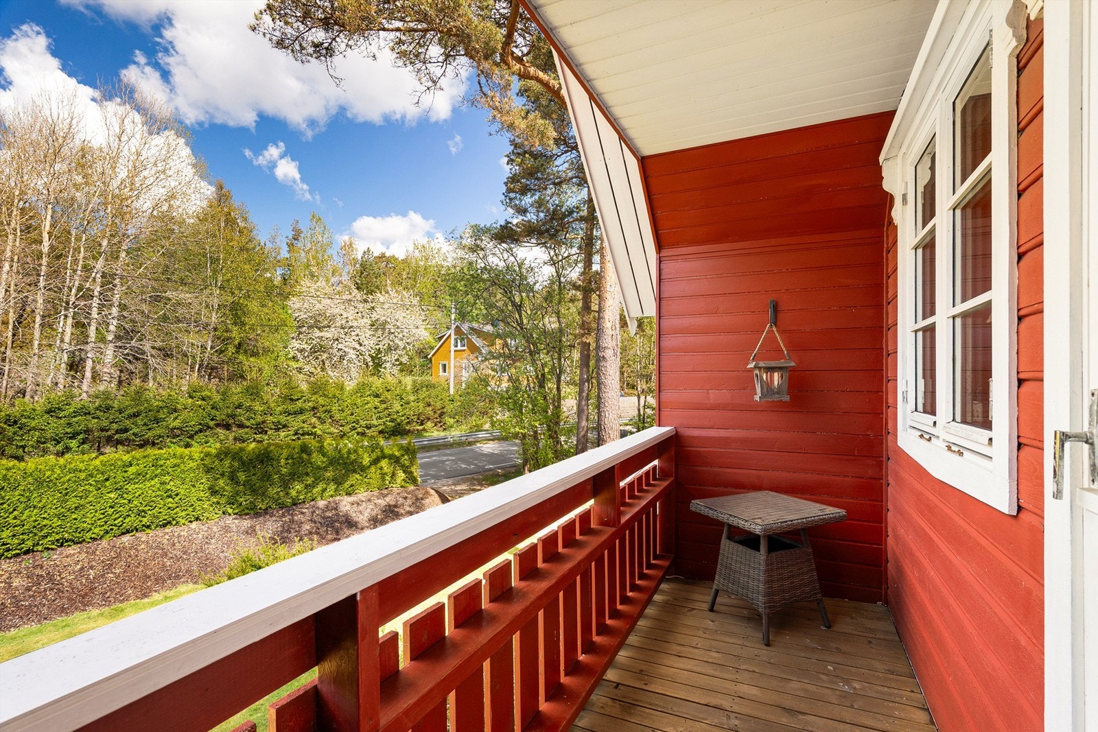 Kveldssolen varer lengst på verandaen, sommerstid frem til rundt kl. 18-19. Galleribilde