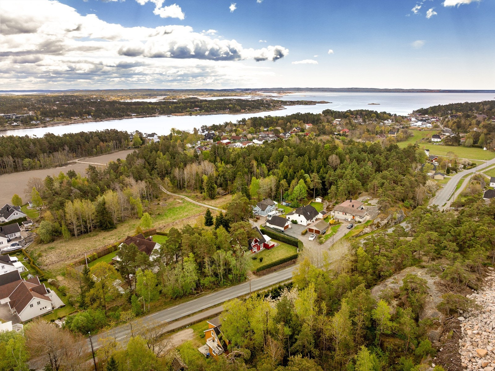 Fra Vikerlunden er det kort vei både til turområder i skog og mark, og til flere fine badesteder langs sjøen. Galleribilde