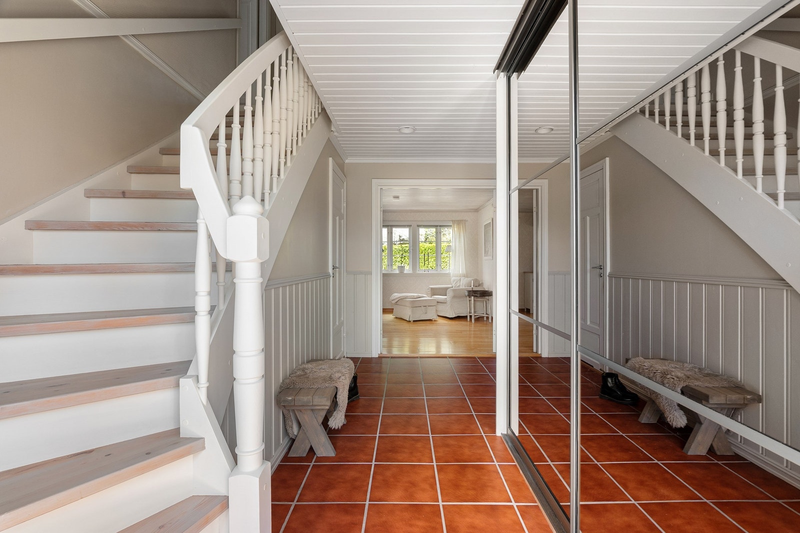 I hallens skyvedørsgarderobe kan sko og yttertøy oppbevares lett tilgjengelig. Gulvets fliser tåler godt påkjenning av elementene utenfra. Galleribilde