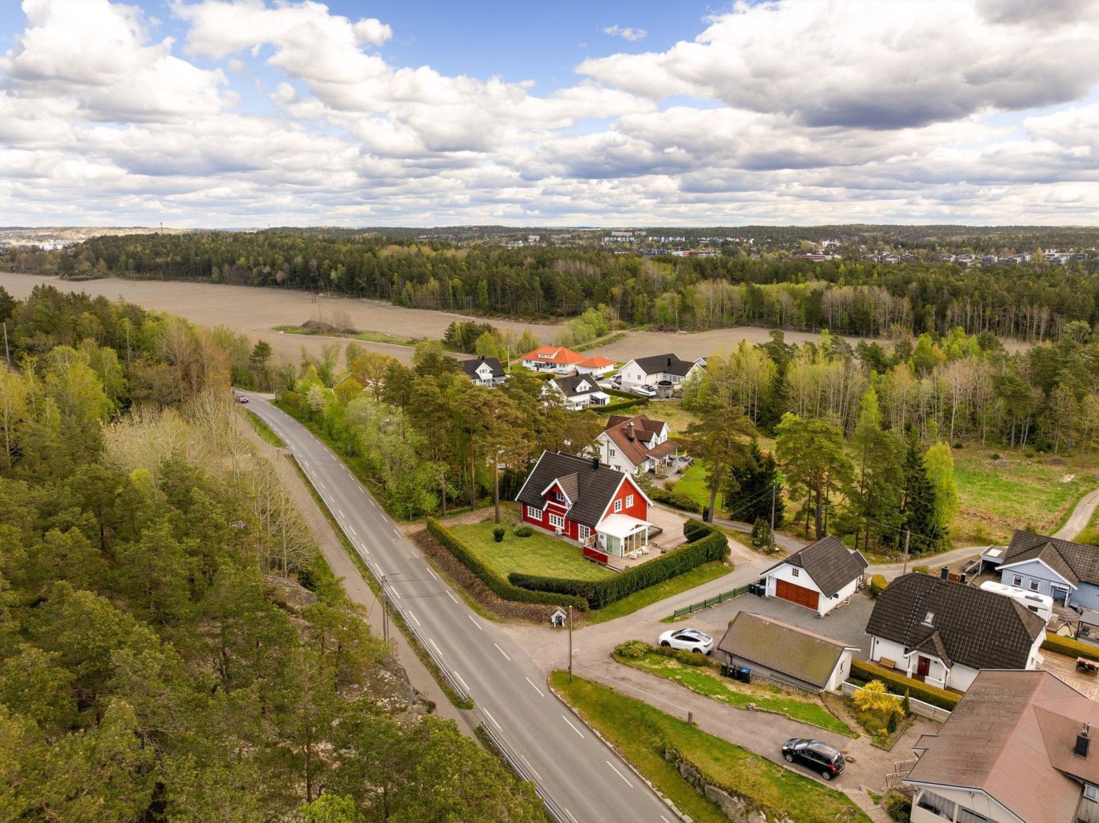På trafikksikker gang- og sykkelvei tar det ikke mer enn 8 minutter å sykle til byfergen på Åle som tar deg effektivt videre til sentrum. Buss til byen stopper like ved. Galleribilde